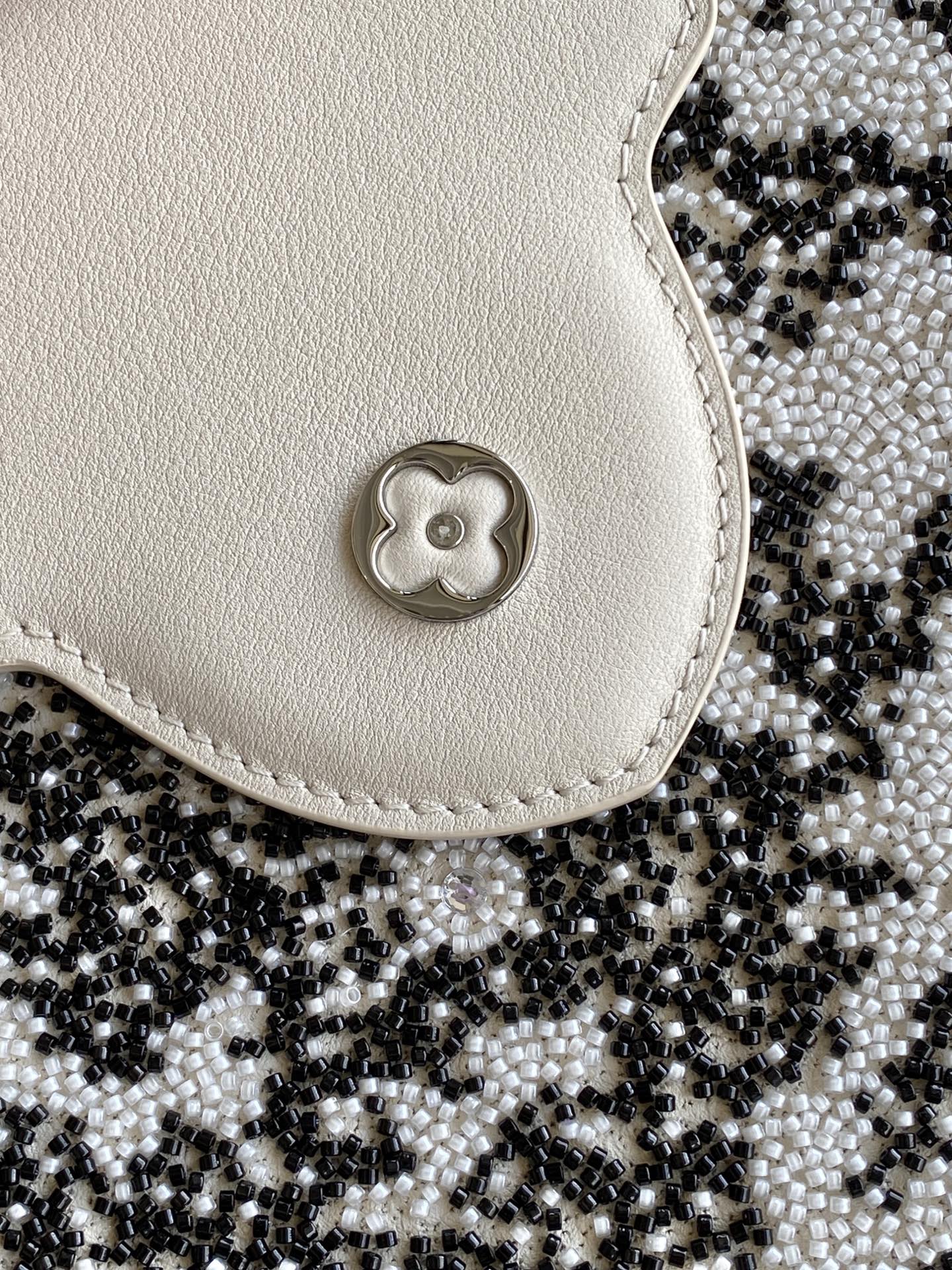 Louis Vuitton Capucines Mini Handbag in Beaded Embroidered Calfskin - Image 7