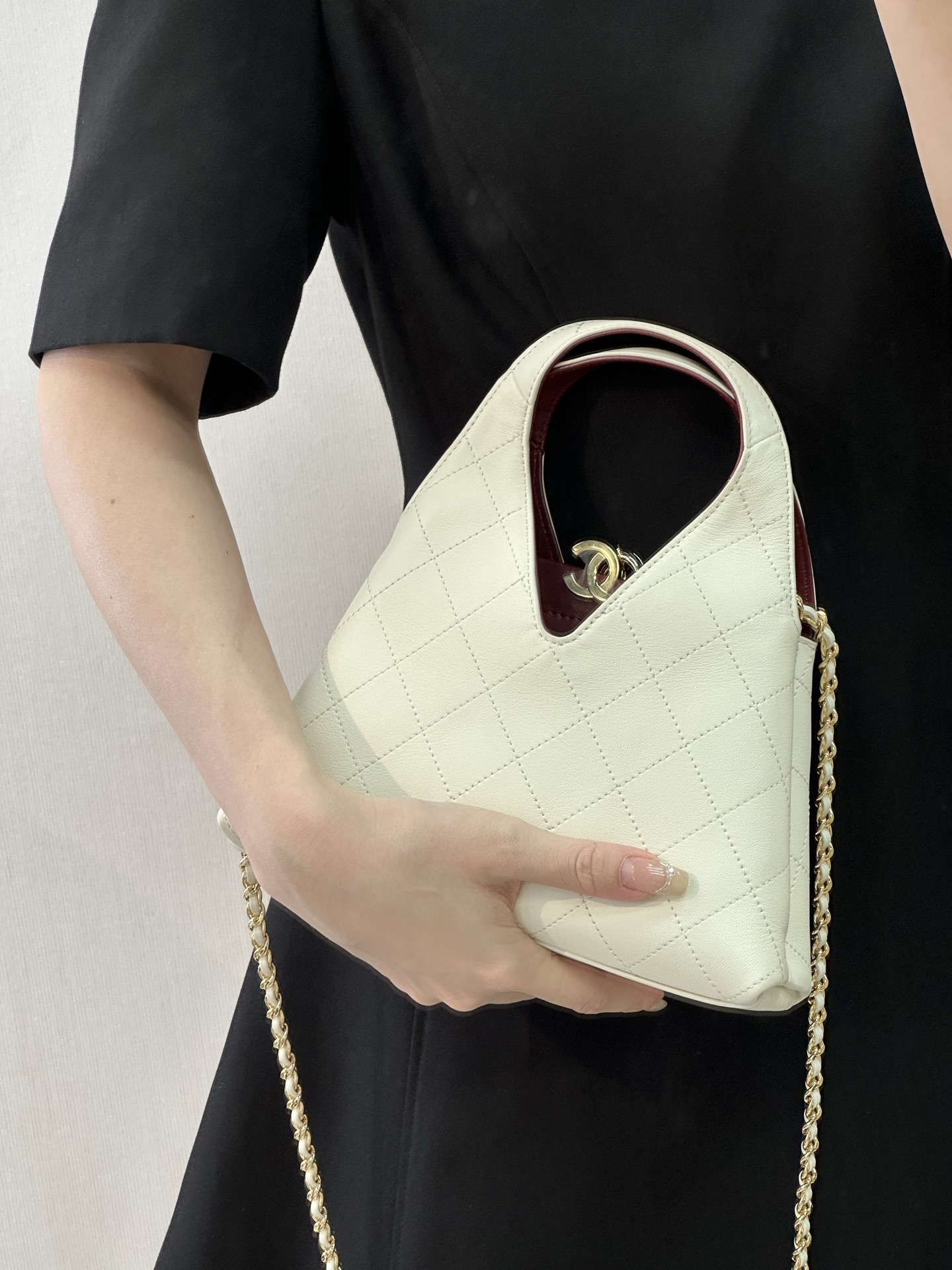 Chanel 26A Black Leather Triangular Hobo Shoulder Bag - Image 7