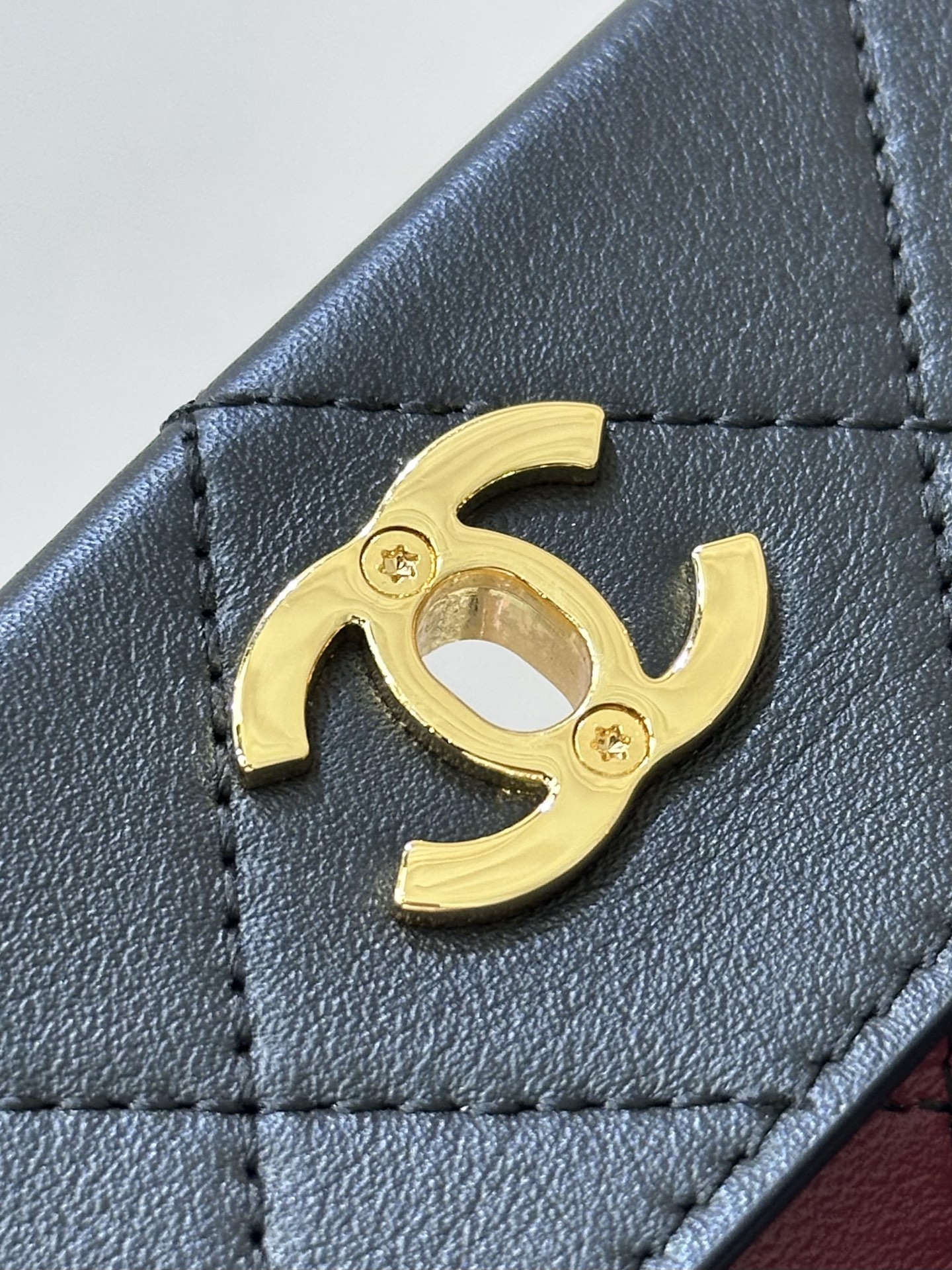 Hidden-Style Leather Handbag with Adjustable Chain Strap - Image 7