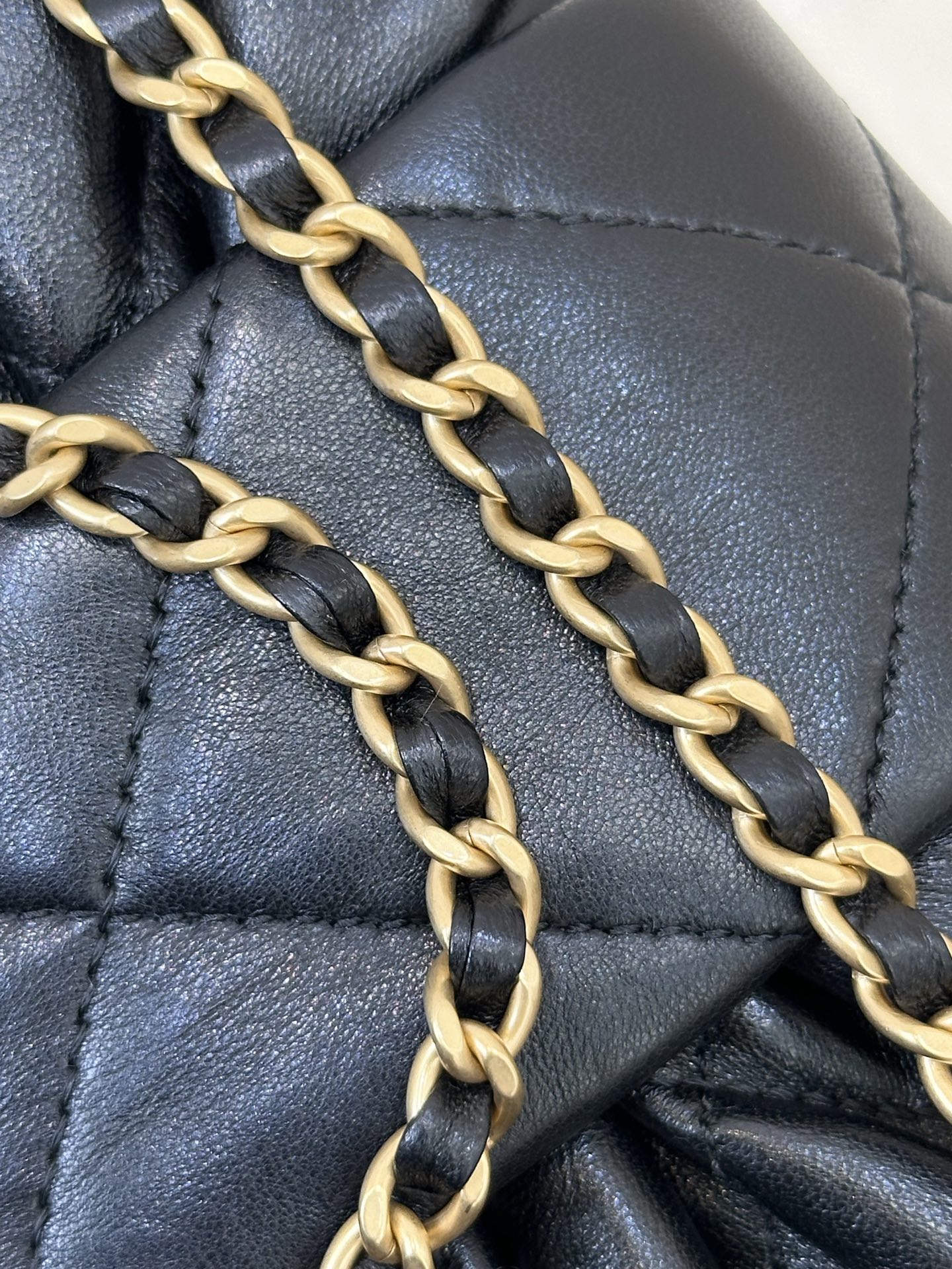 Chanel Bow Lambskin Handbag - Image 7