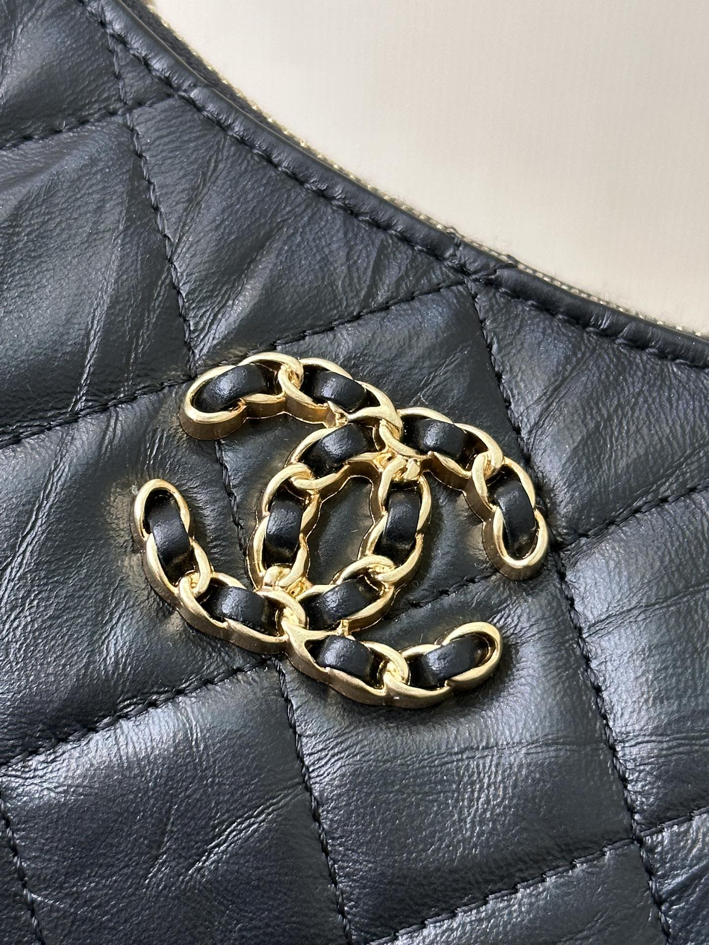 Chanel 23K Vintage-Style Leather Shoulder Bag - Image 7