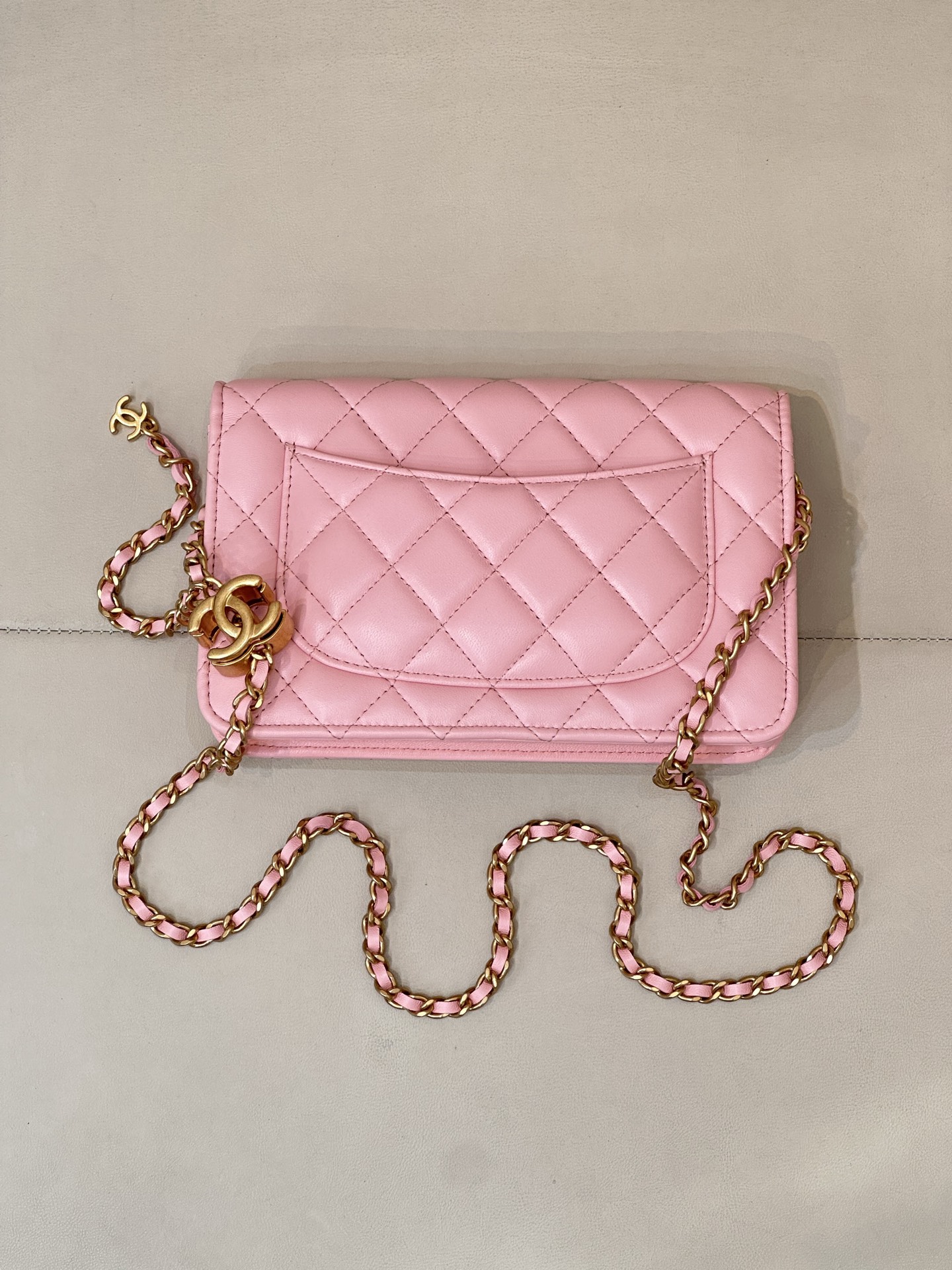 Sheepskin Crossbody Bag with Quilted Design and Adjustable Chain Strap - Image 7