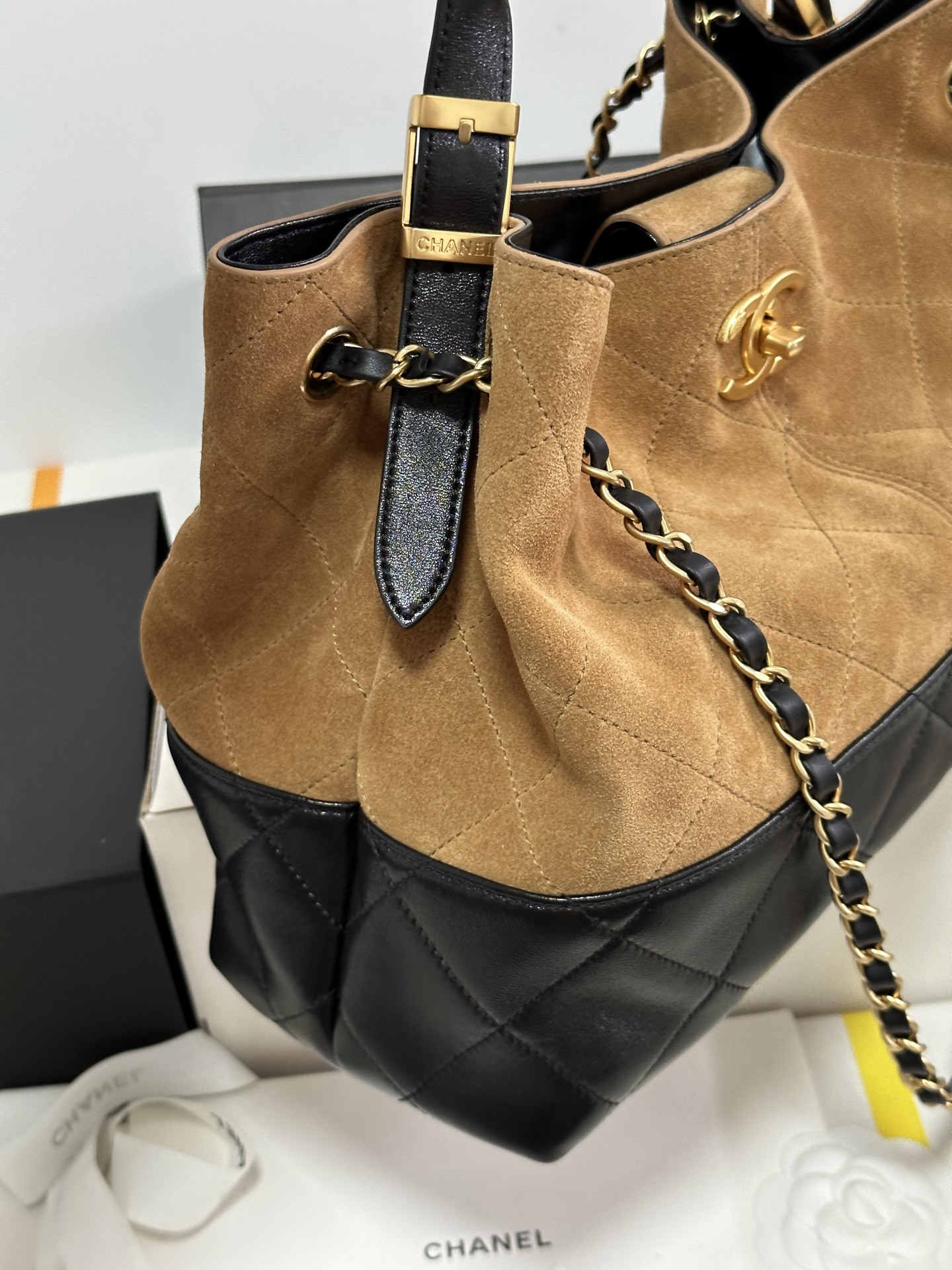 Chanel 25A Small Calfskin and Lambskin Tote Bag - Image 7