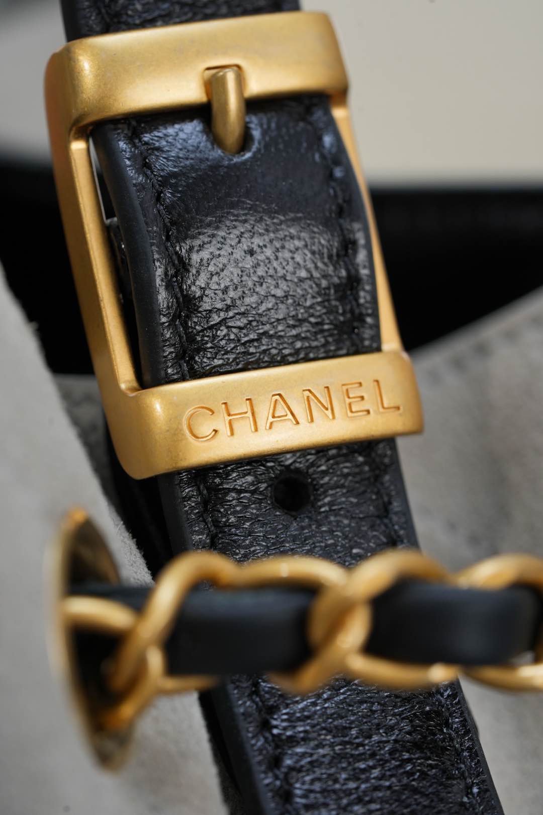 Chanel 25A Cowhide Quilted Handbag in Beige and Gray - Image 7