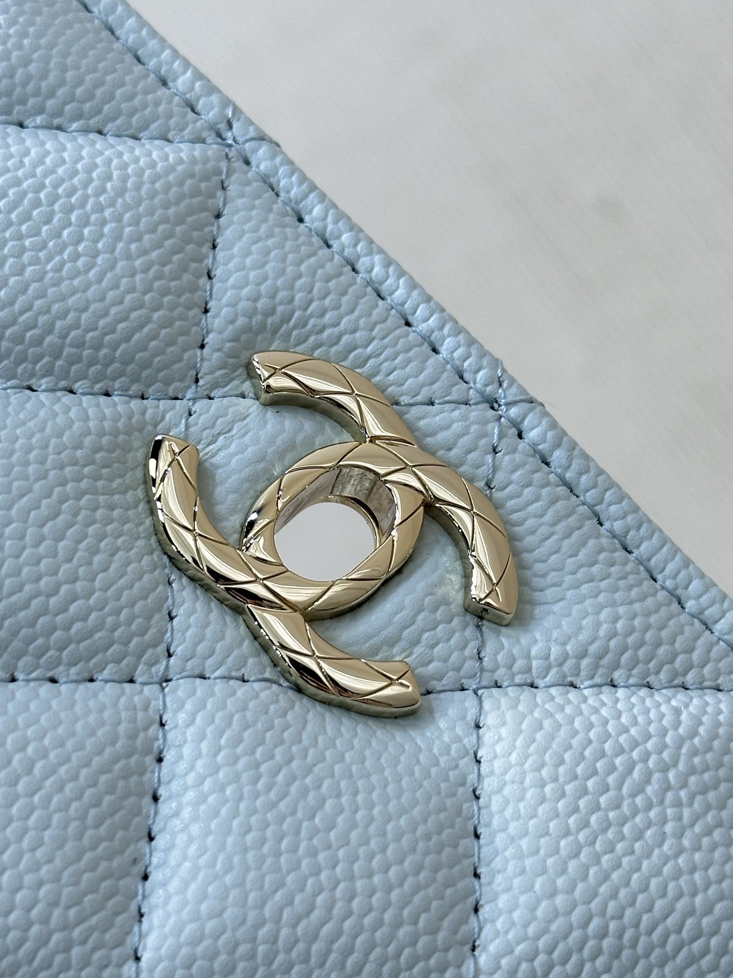 Quilted Metal Handle WOC Crossbody Bag - Image 7