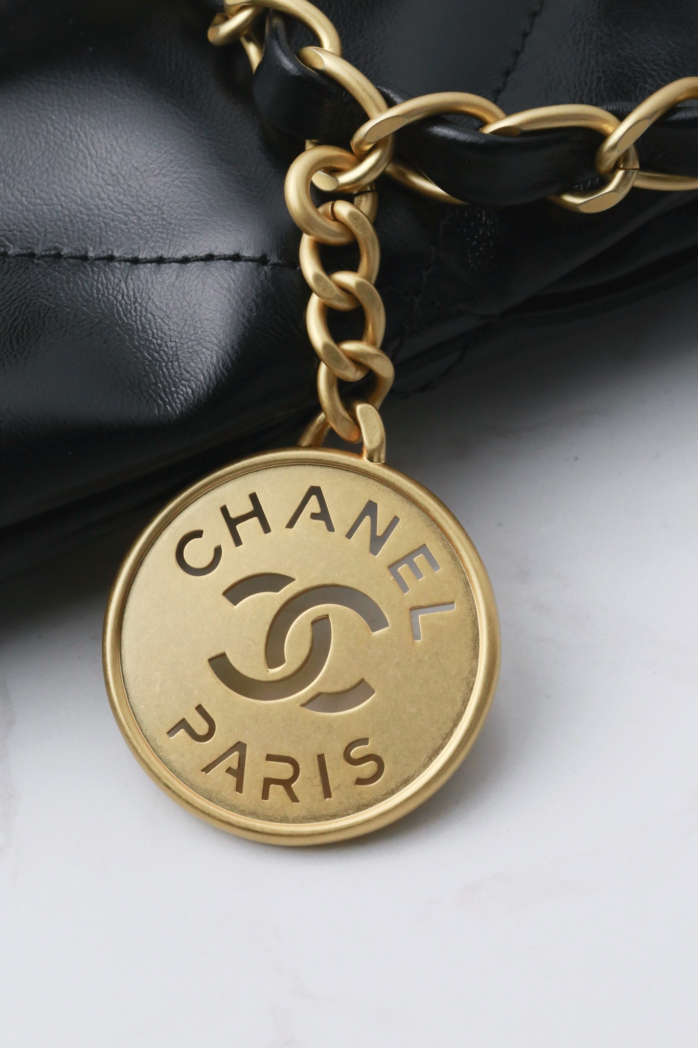CHANEL 24B 22 Double-Compartment Leather Shoulder Bag - Image 7