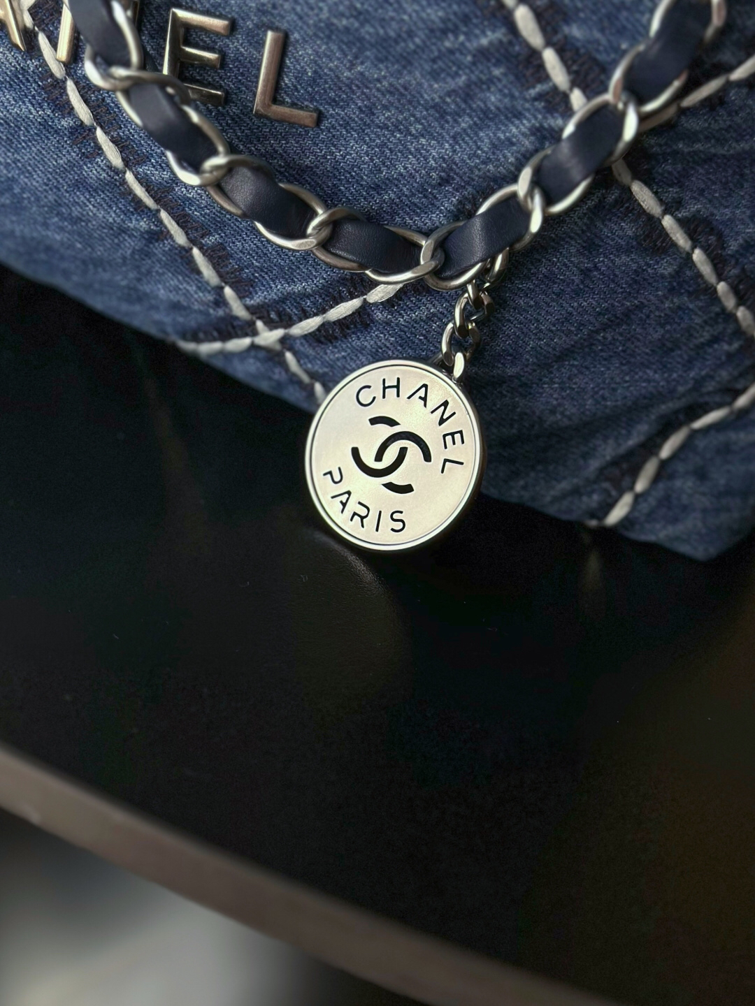 Chanel AS3260 Shoulder Bag in Waxed Small Calfskin - Image 7
