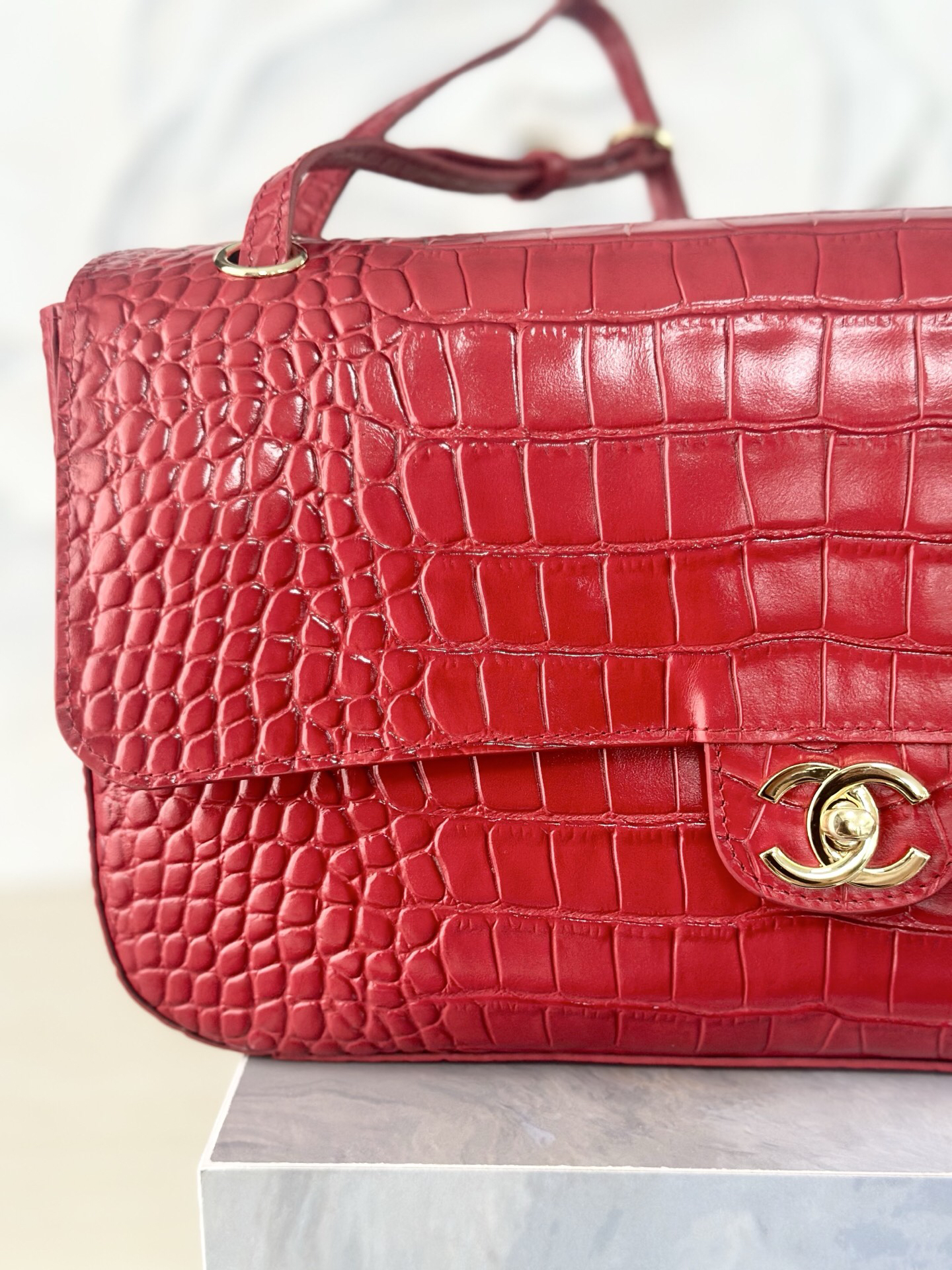 Burgundy Crocodile-Pattern Leather Large Flap Handbag with Gold Clasp - Image 7