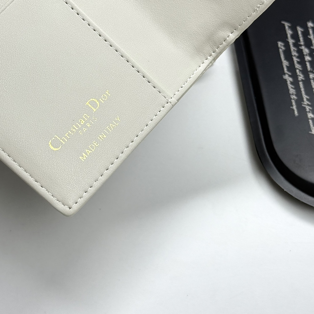 Dior 30 Montaigne Passport Holder - Image 7