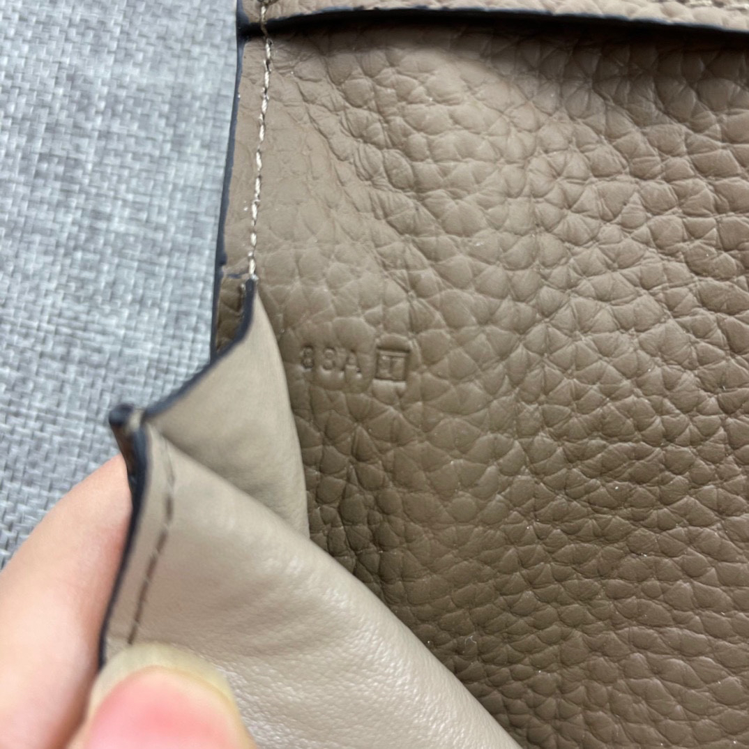 Hermès Women's Leather Vertical Wallet - Image 7