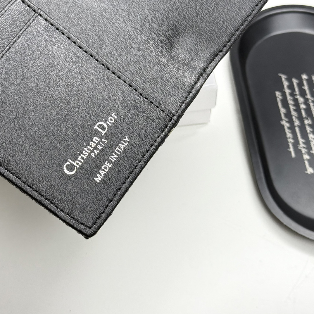 Dior 30 Montaigne Passport Holder - Image 7