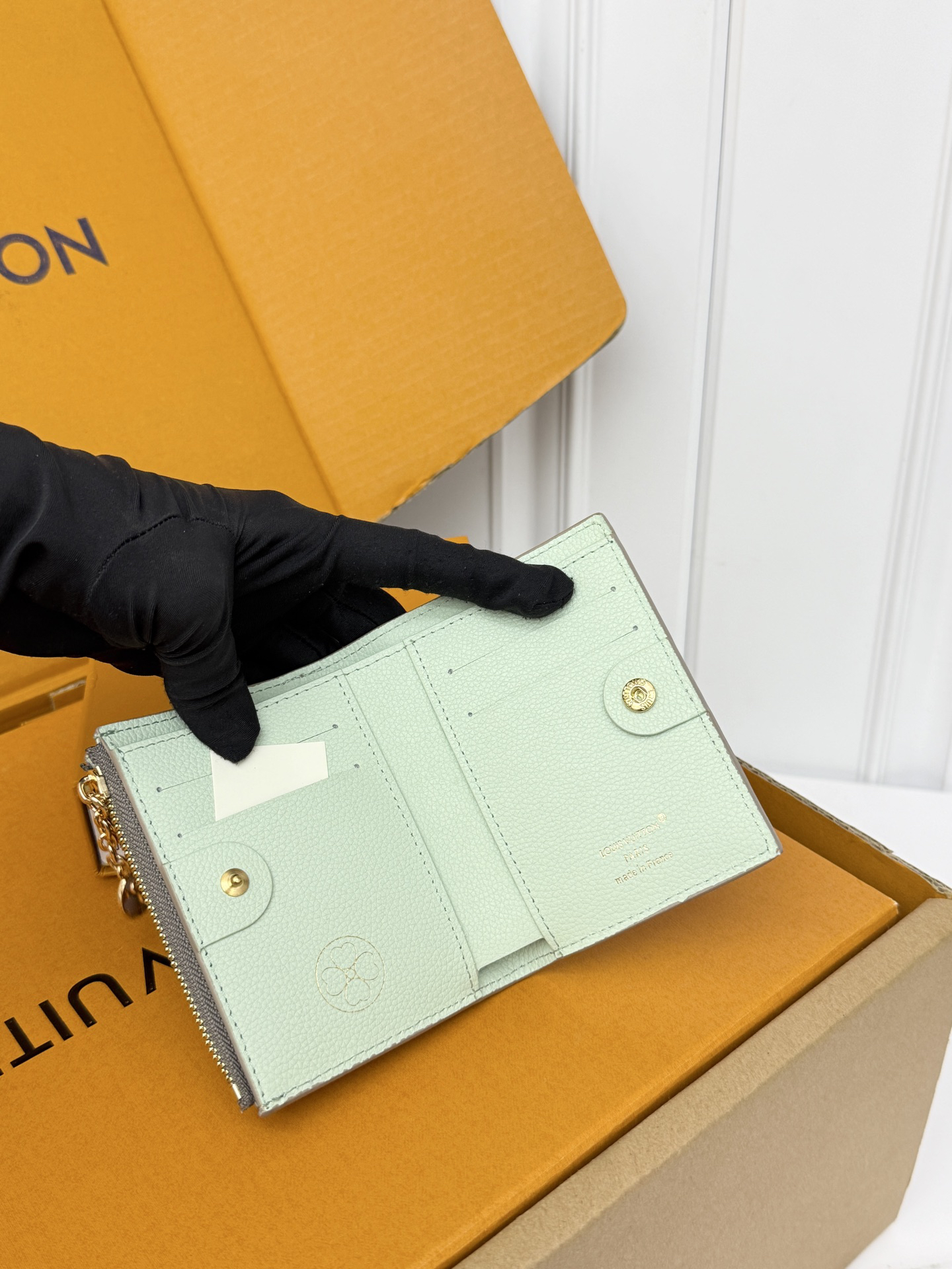 Louis Vuitton Lisa Monogram Wallet with Gold Four-Leaf Clover Charm - Image 7