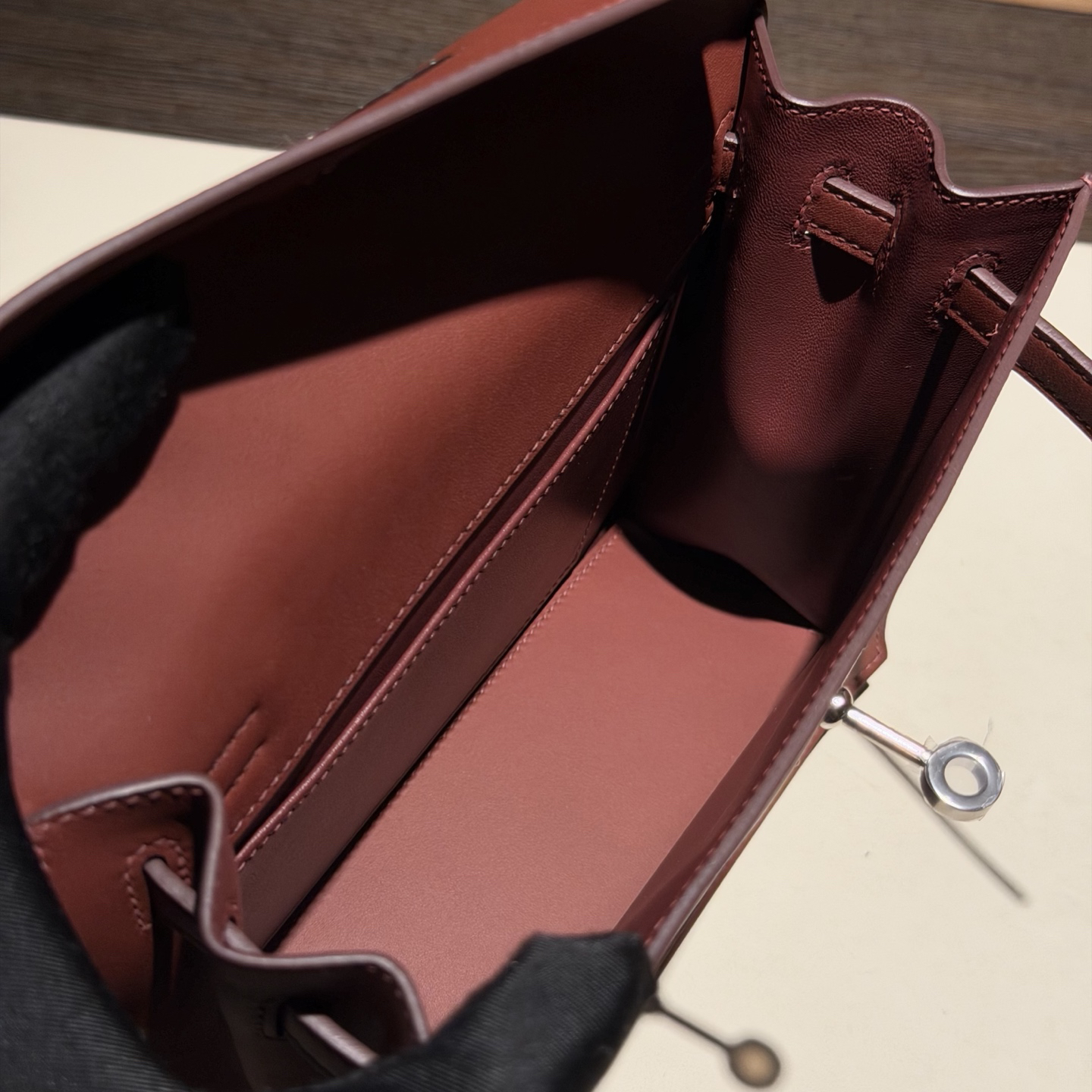 Pomari Swift Red Leather Crossbody Bag - Image 7