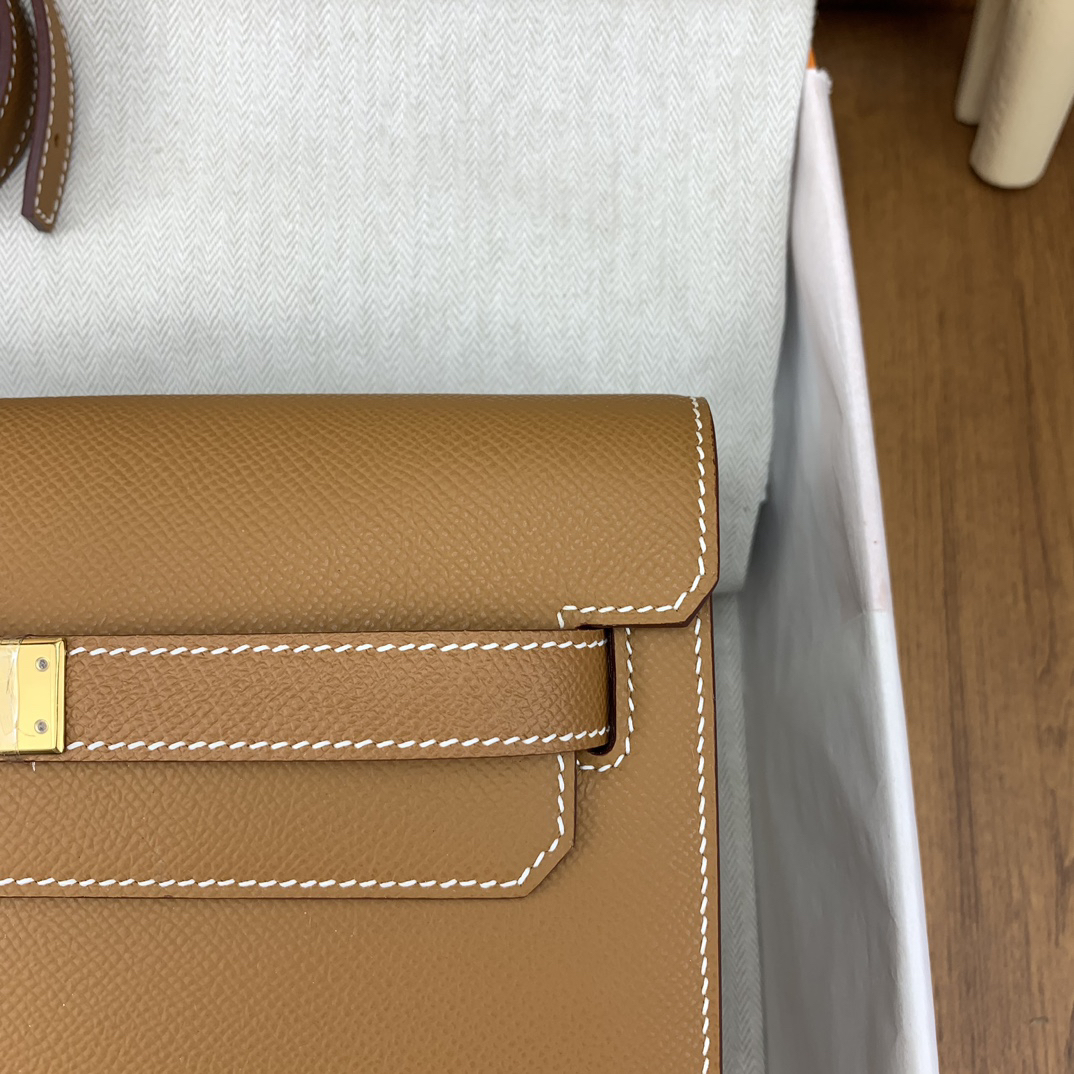 Hermès Kelly Depeches 9.84-Inch Epsom Leather Crossbody Bag - Image 7