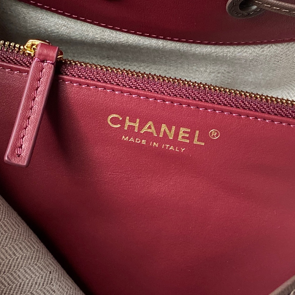 Chanel 26B Leather Bucket Crossbody Bag AS6584 - Image 7