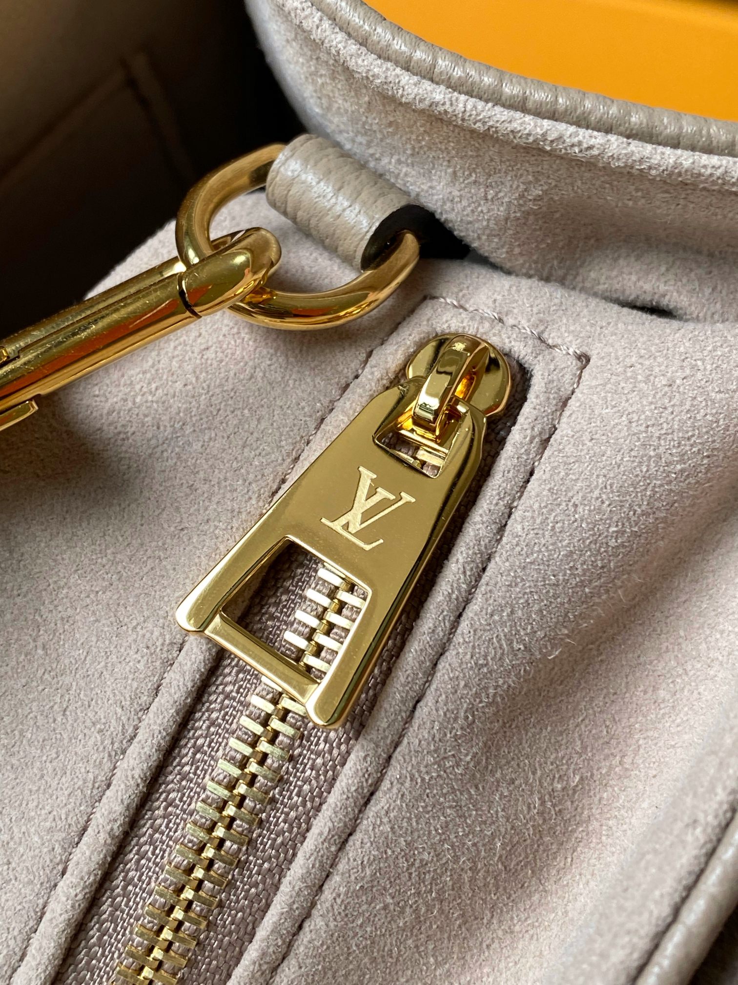 Louis Vuitton OnTheGo Small Handbag M45779 in Elephant Gray - Image 7