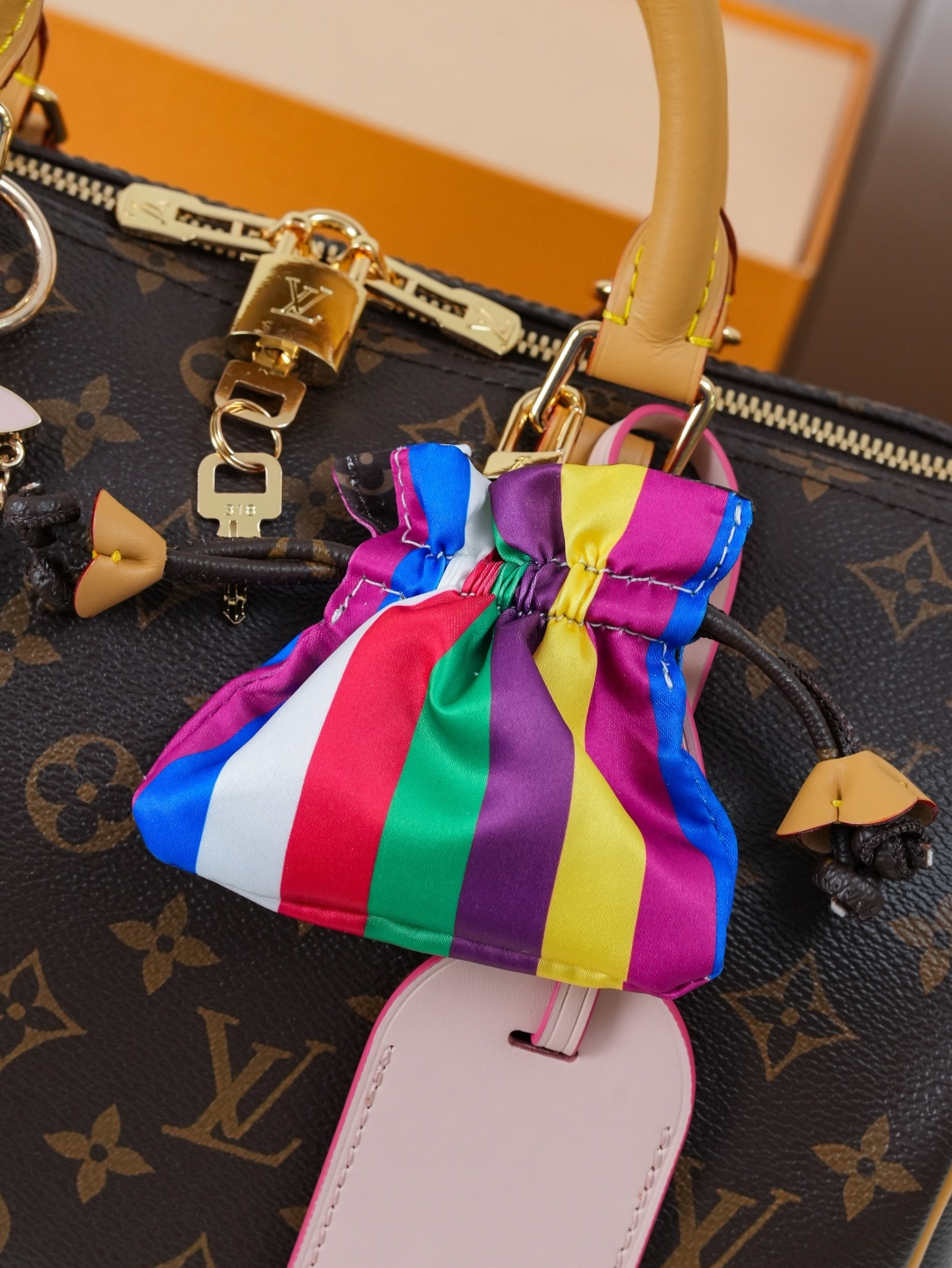 Louis Vuitton Soft Bandoulière 30 Monogram Shoulder Bag M26498 - Image 7