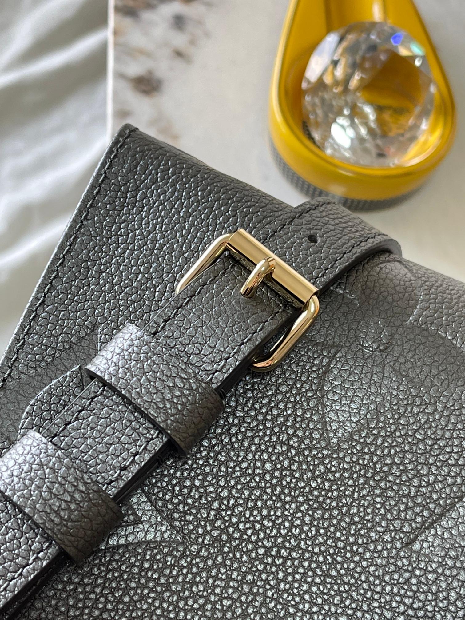 Louis Vuitton Onthego Small Handbag - Image 7