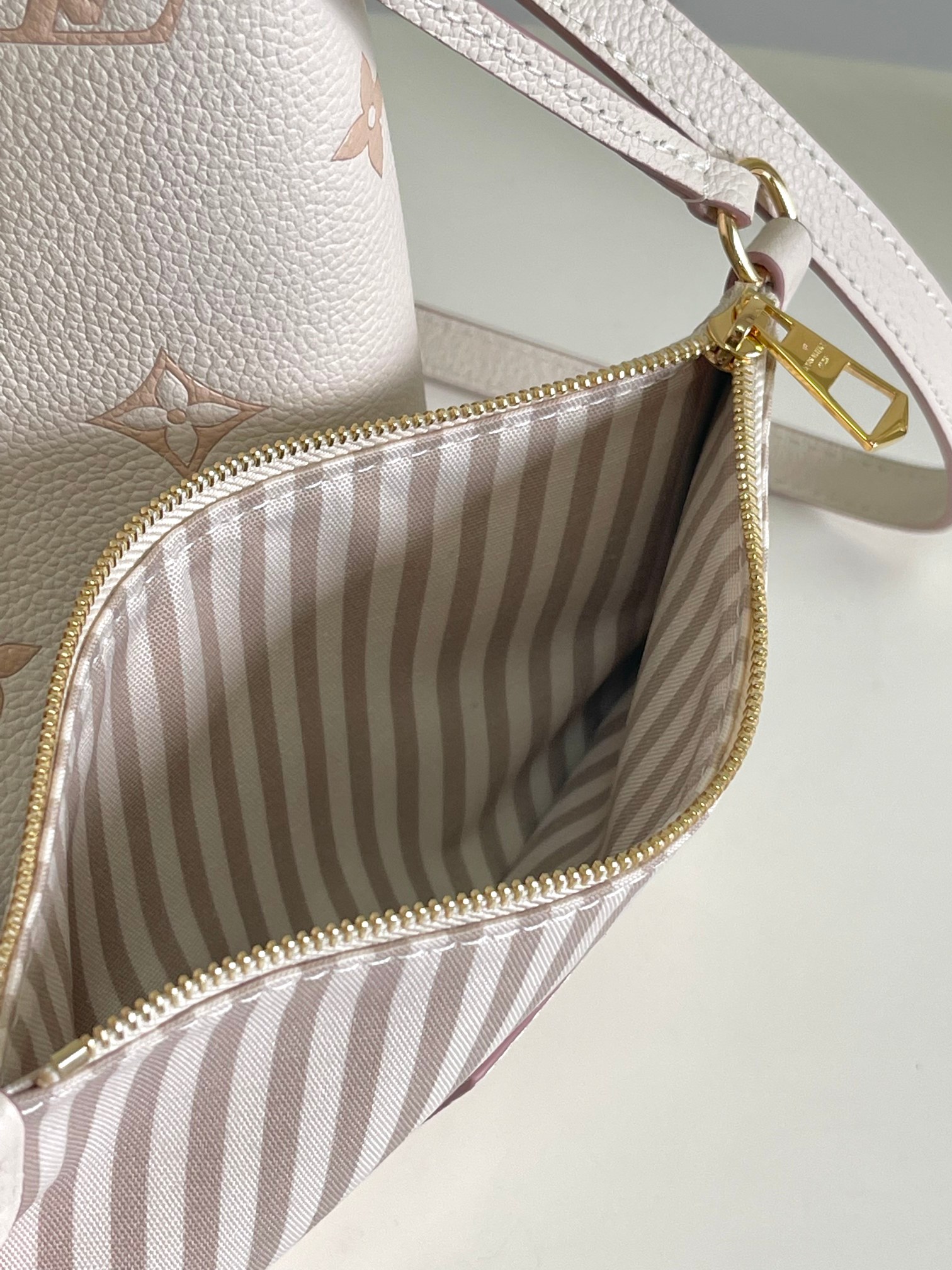 Louis Vuitton NeoNoe Medium Handbag in Monogram Empreinte Leather - Image 7