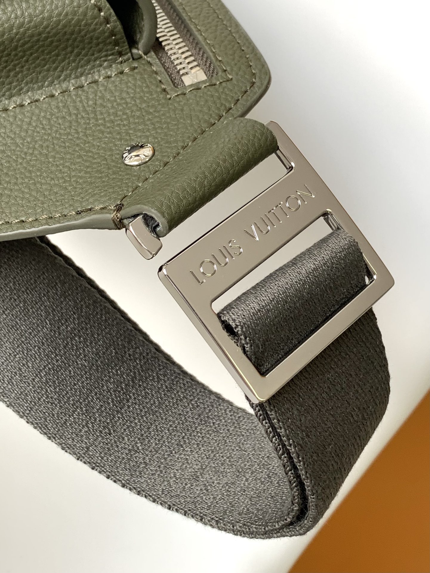Louis Vuitton Aerogram M21364 Leather Shoulder Bag - Image 7