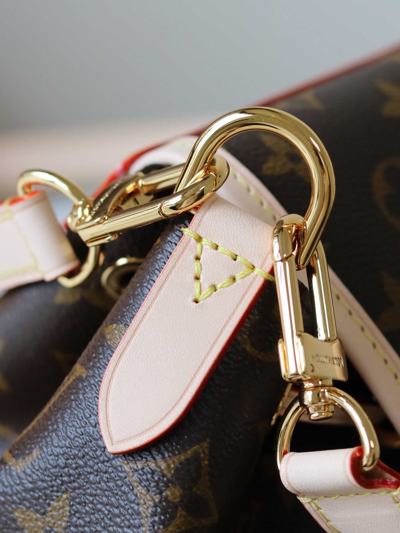 Odyssee Medium Handbag - Image 7