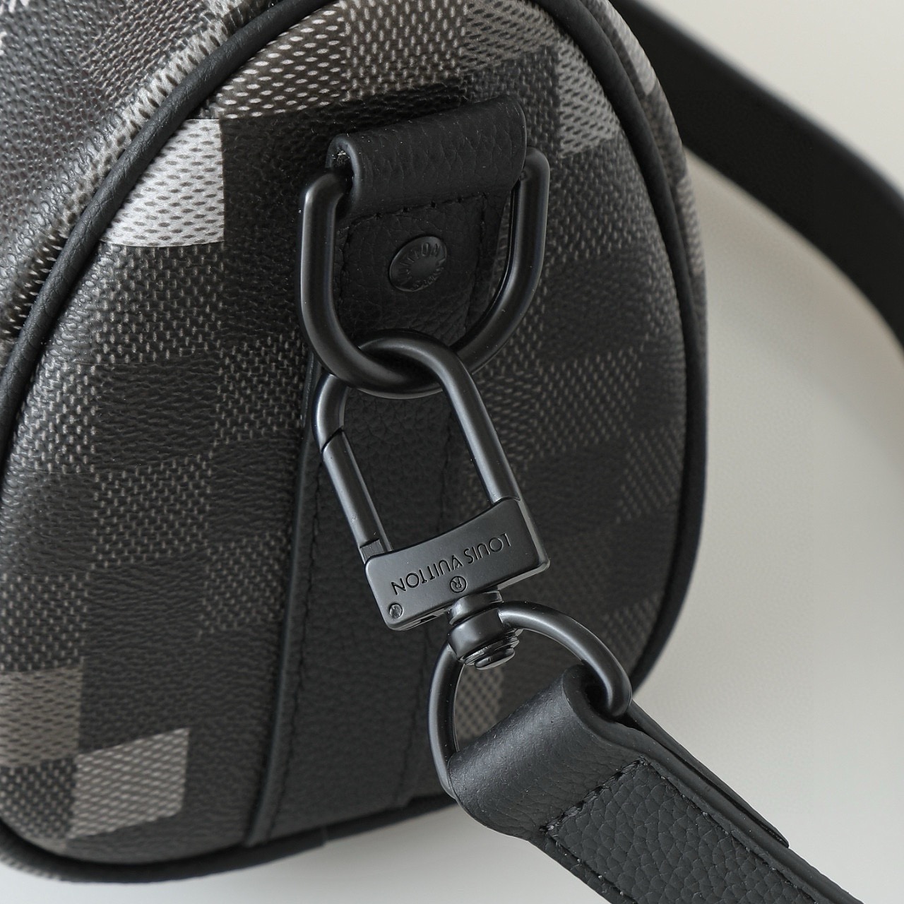 Louis Vuitton Keepall Bandoulière 25 Damoflage Black Travel Bag - Image 7