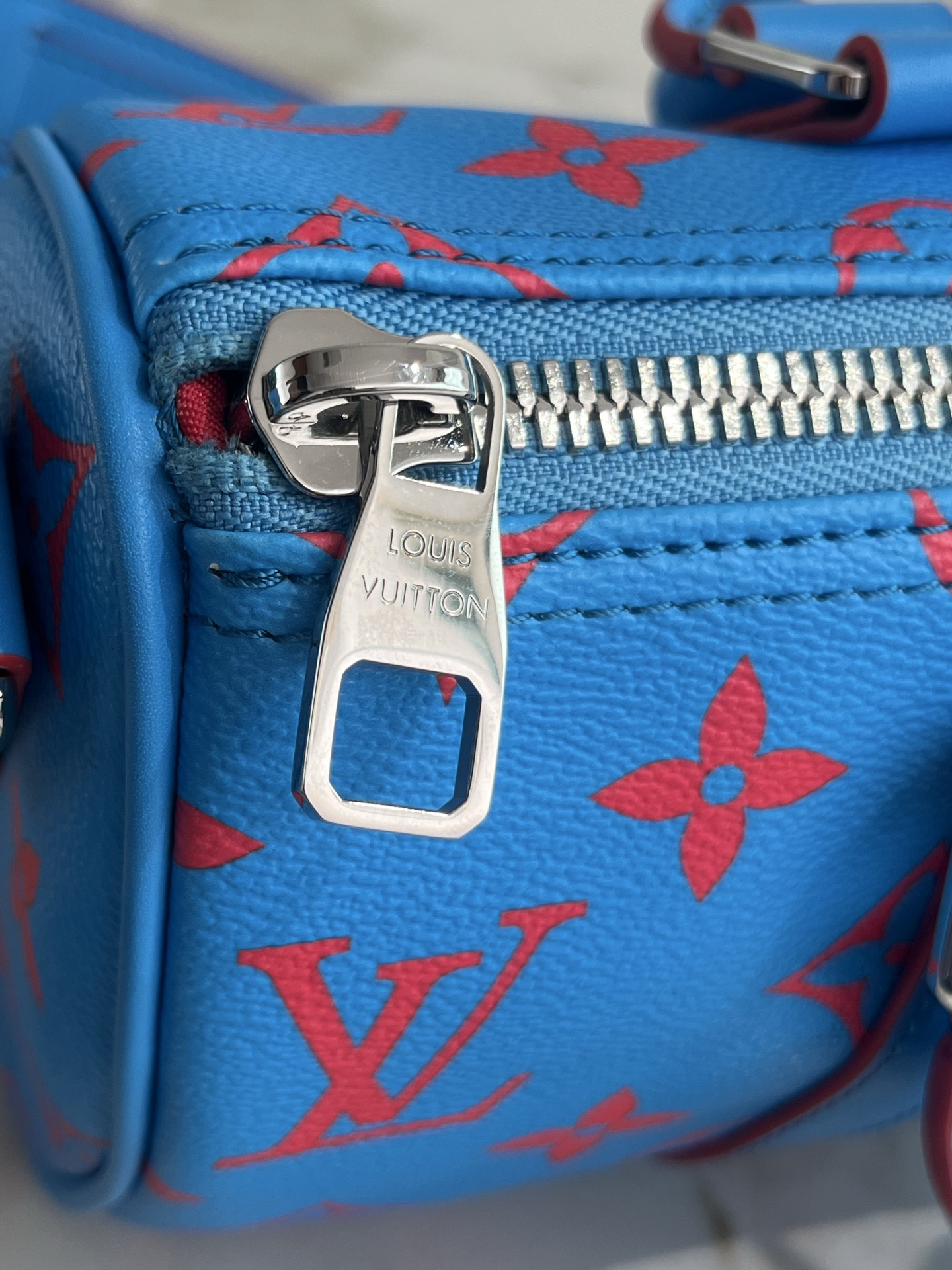 Louis Vuitton Keepall Bandoulière 25 Monogram Surfin' Travel Bag - Image 7