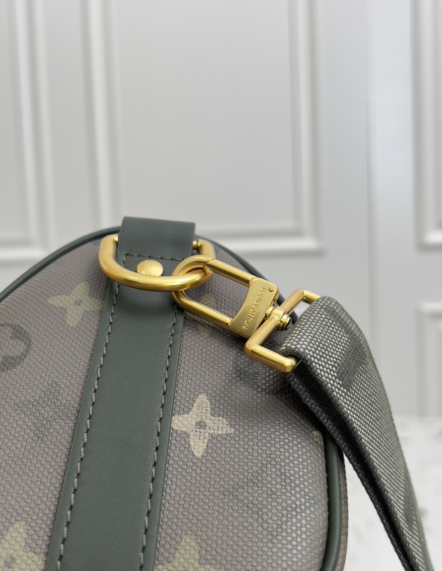 Louis Vuitton Keepall Bandoulière 25 Travel Bag in Monogram Surplus Military Green - Image 7