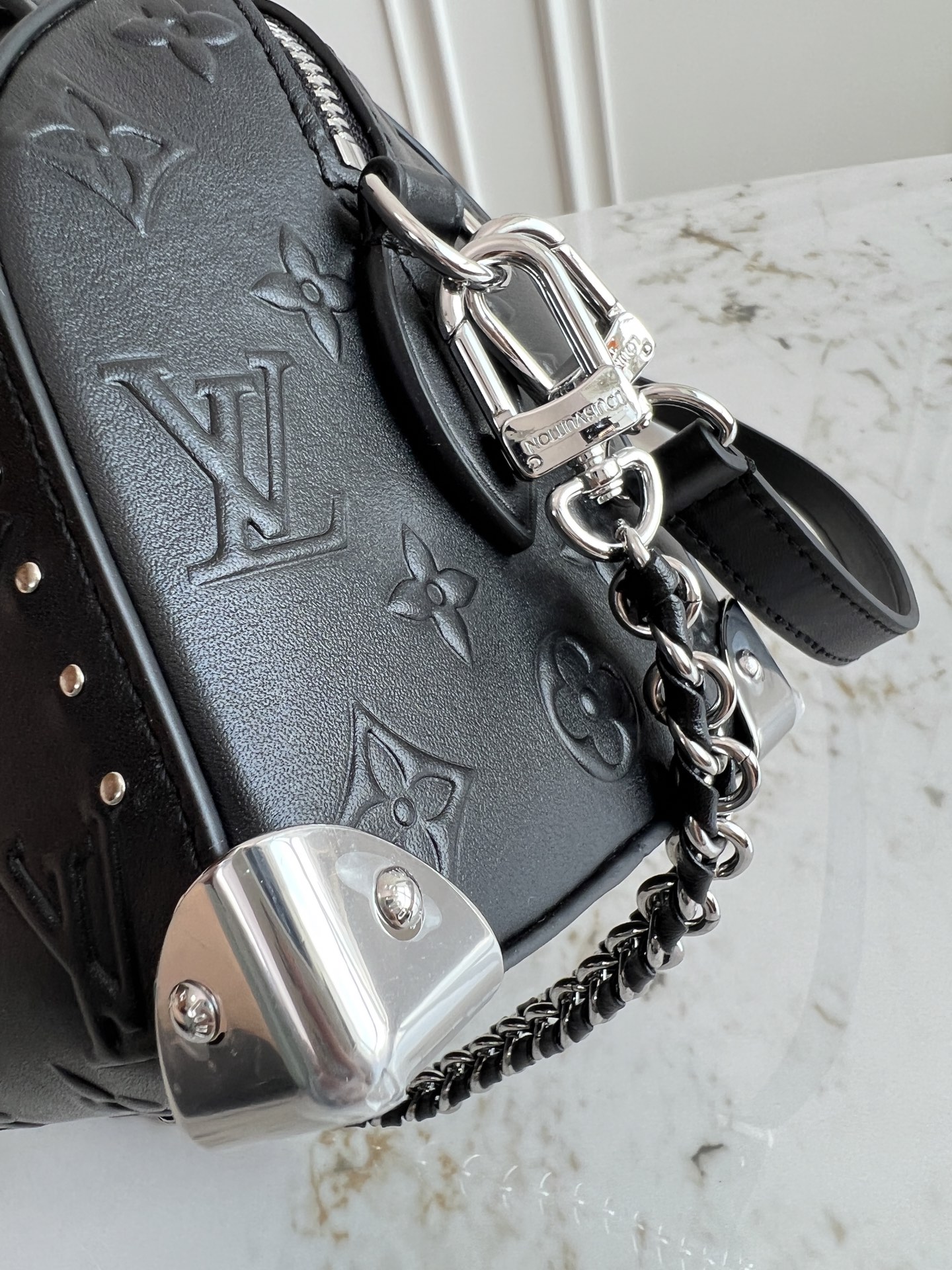Louis Vuitton OnTheGo Small Handbag in Monogram Bold Leather - Image 7