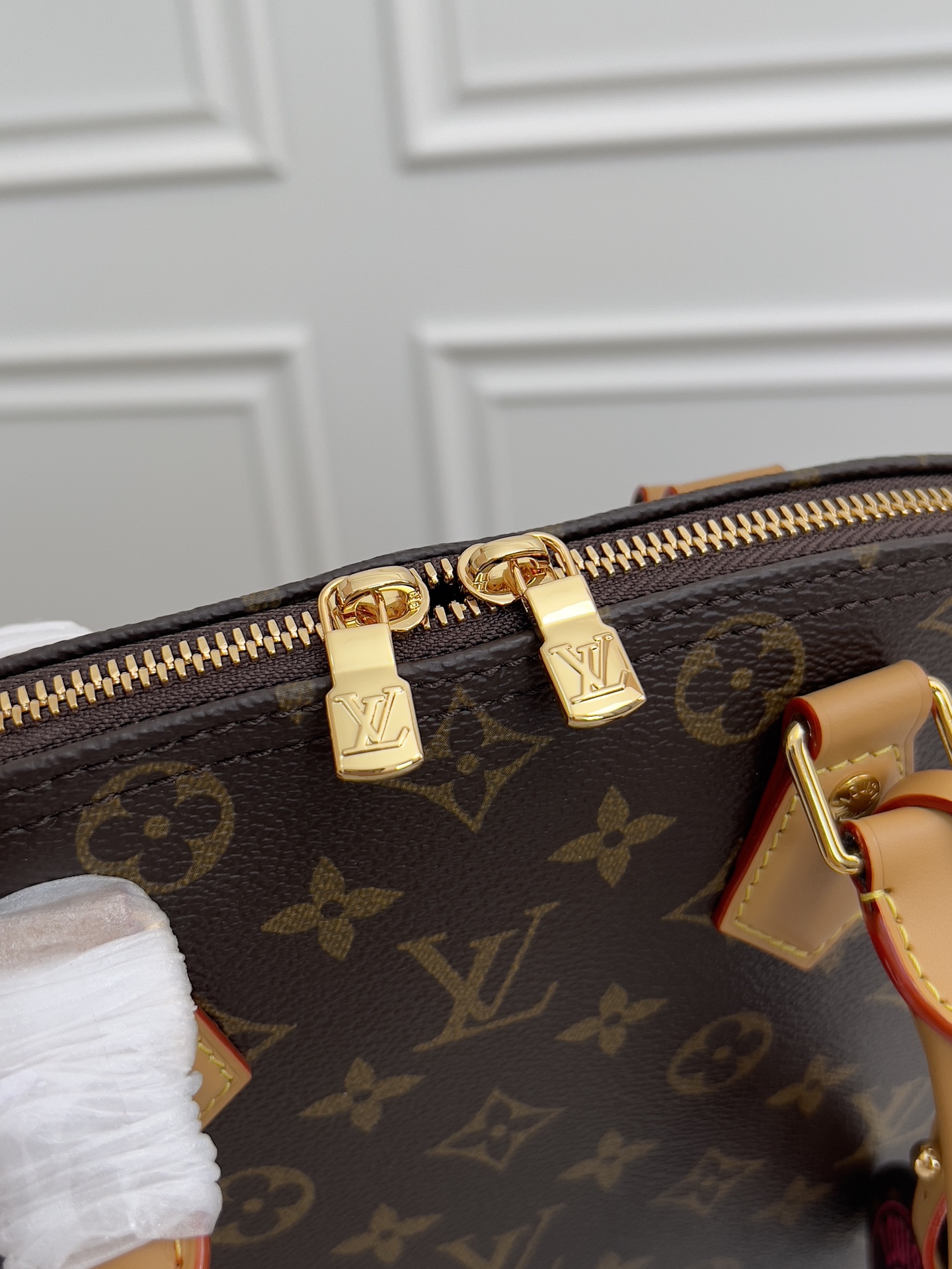 Alma Soft Medium Handbag - Image 7