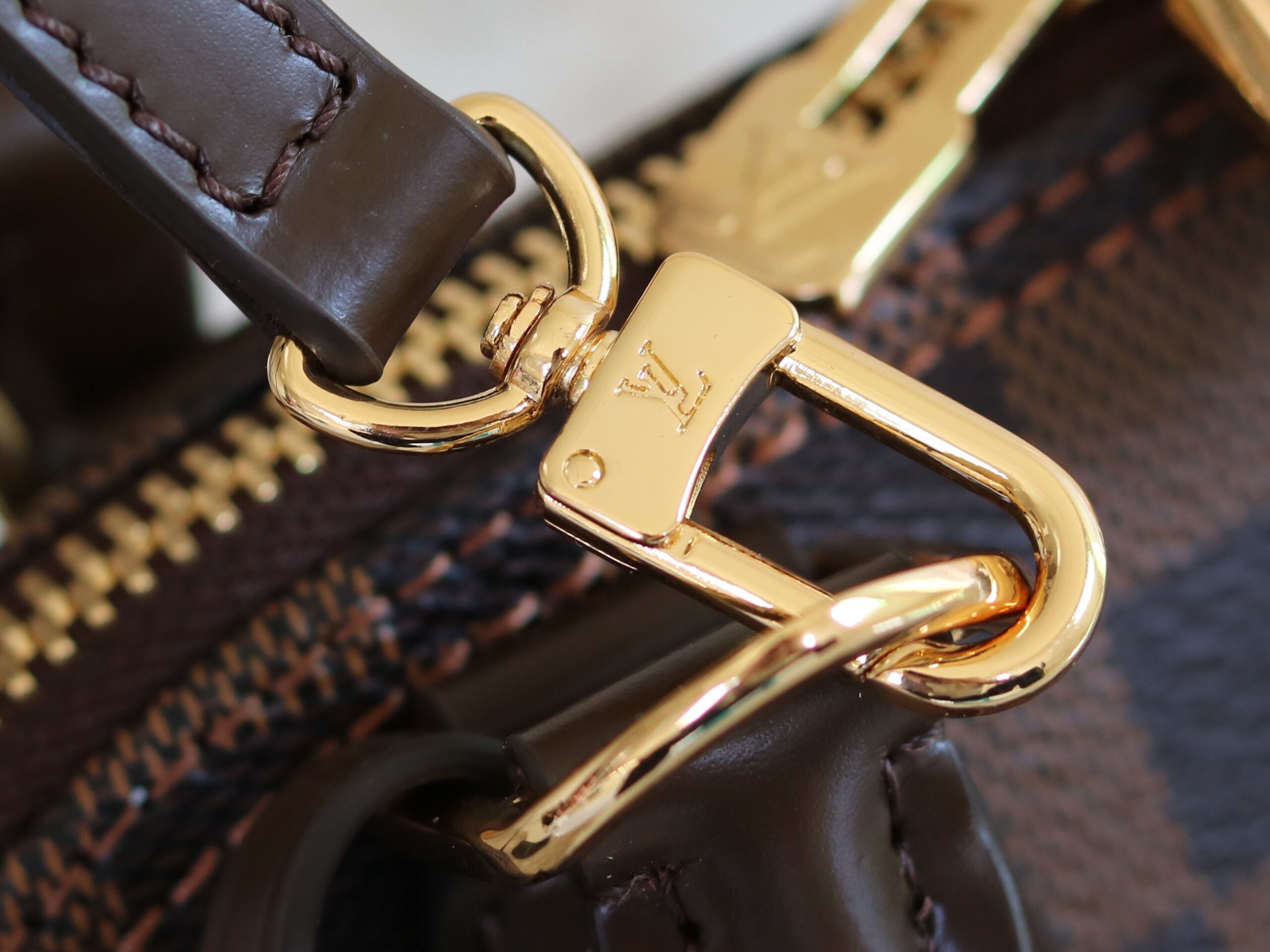 Louis Vuitton Alma Handbag in Monogram Canvas - Image 7