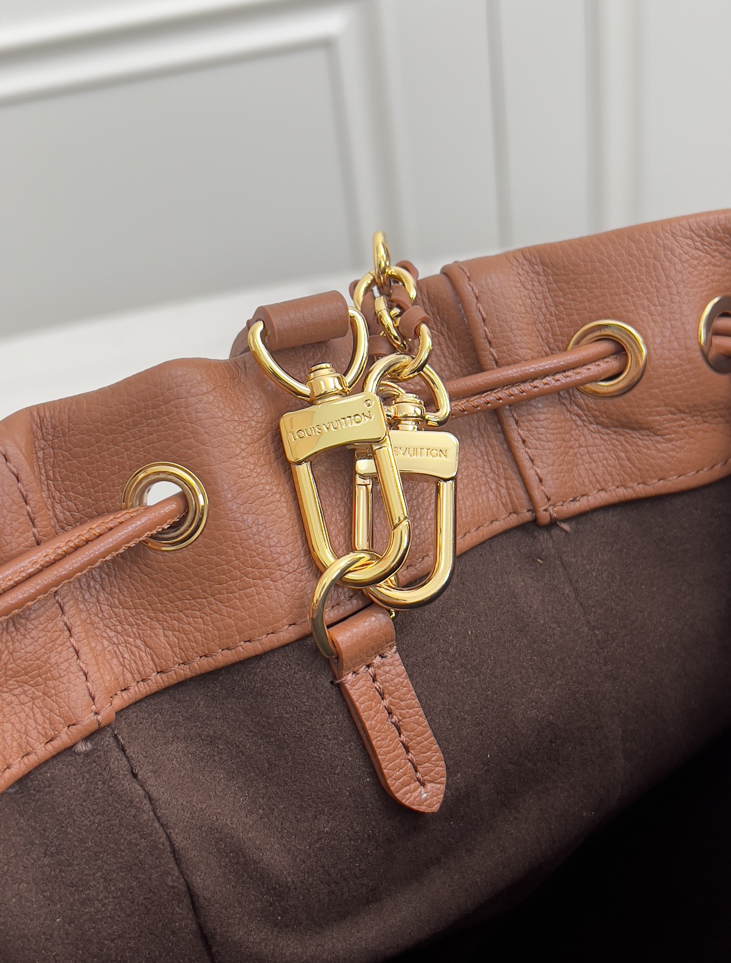 Louis Vuitton Noé Trunk Monogram Reverse Leather Shoulder Bag - Image 7