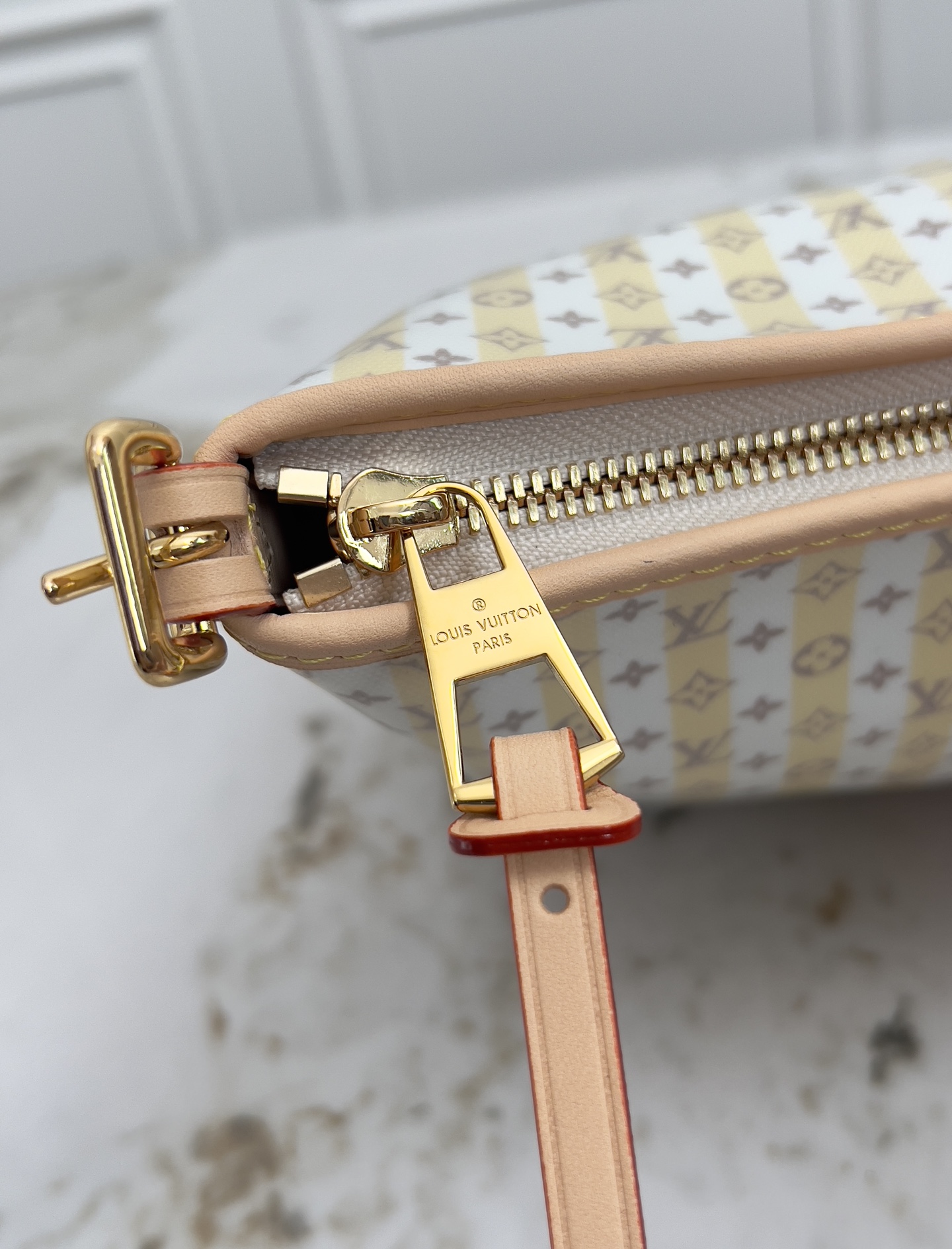 Louis Vuitton Carryall East-West Bag in Banana Monogram Canvas - Image 7
