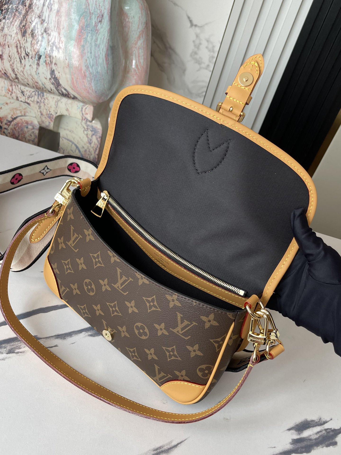 Diane Leather Handbag with Detachable Shoulder and Crossbody Straps - Image 8