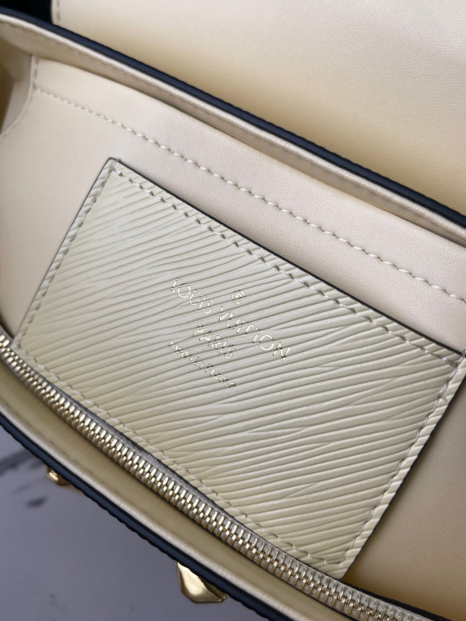 Louis Vuitton Twist Medium Handbag M22773 - Image 8