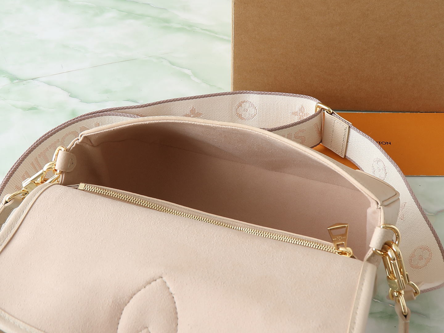 Louis Vuitton Diane Epi Leather Crossbody Bag M13231, Sand - Image 8