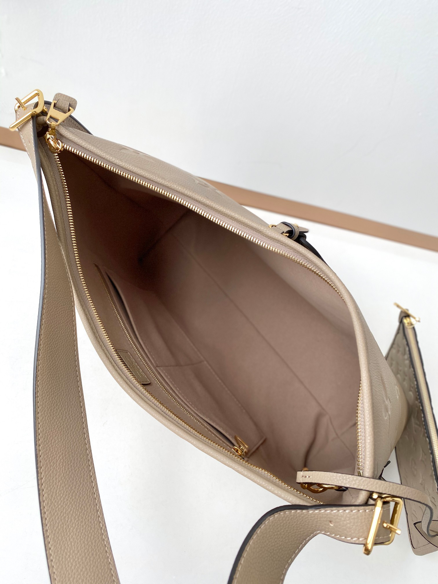 Louis Vuitton CarryAll Large Handbag in Monogram Canvas - Image 8