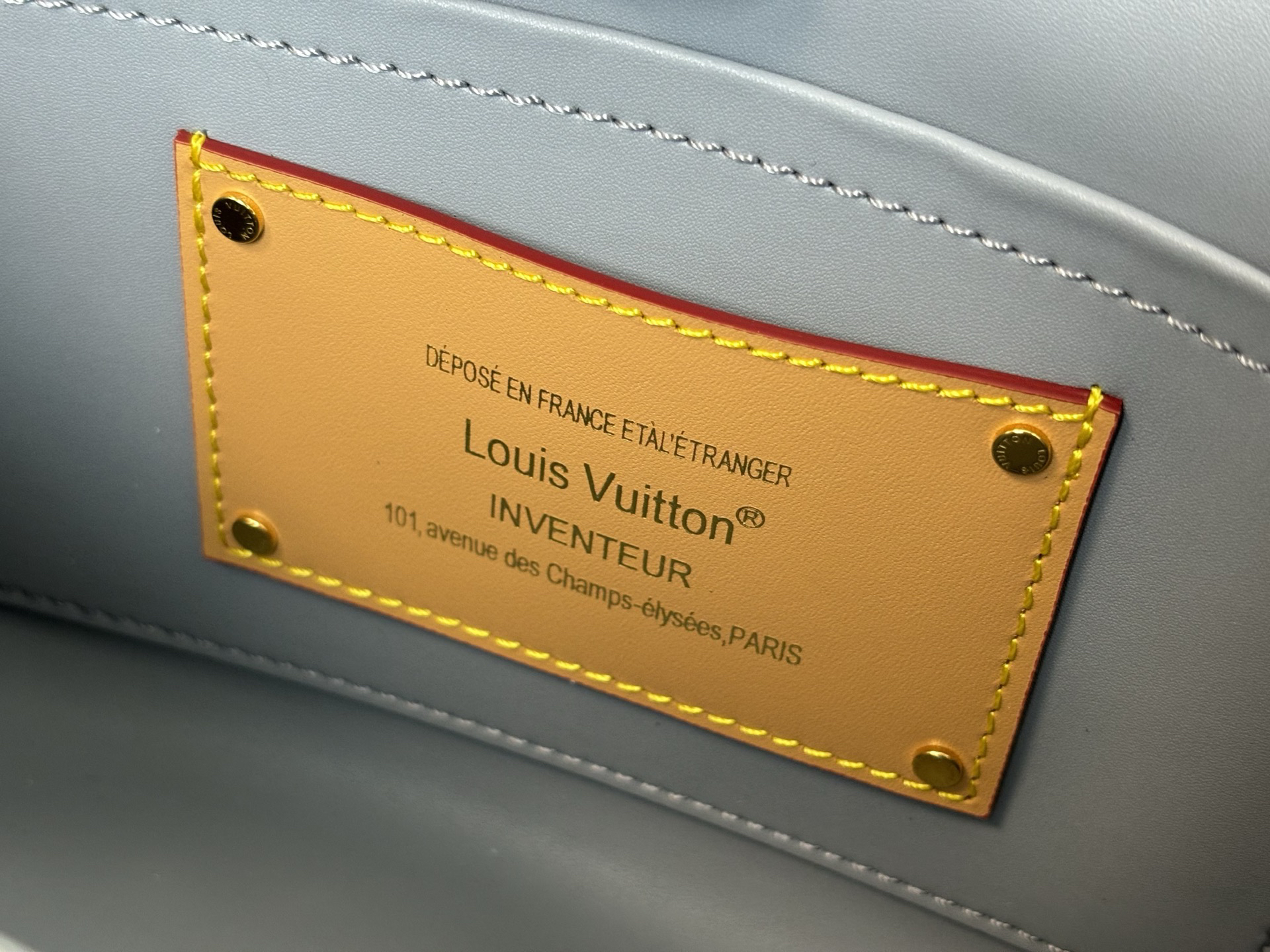 Louis Vuitton M14059 Twist MM Epi Leather Crossbody Bag - Image 8