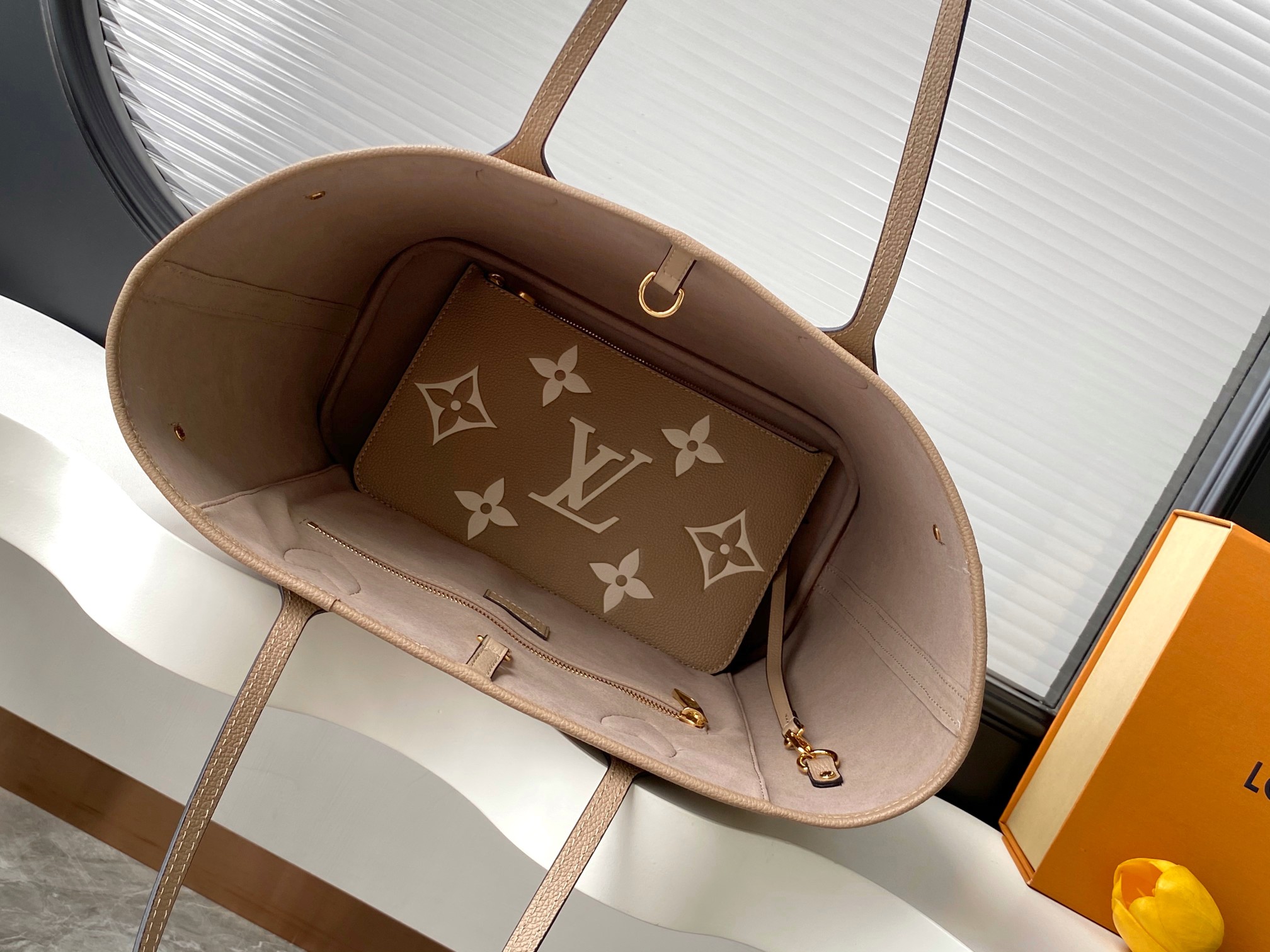 Louis Vuitton Neverfull Medium Shopping Tote with Detachable Zipped Pouch - Image 8
