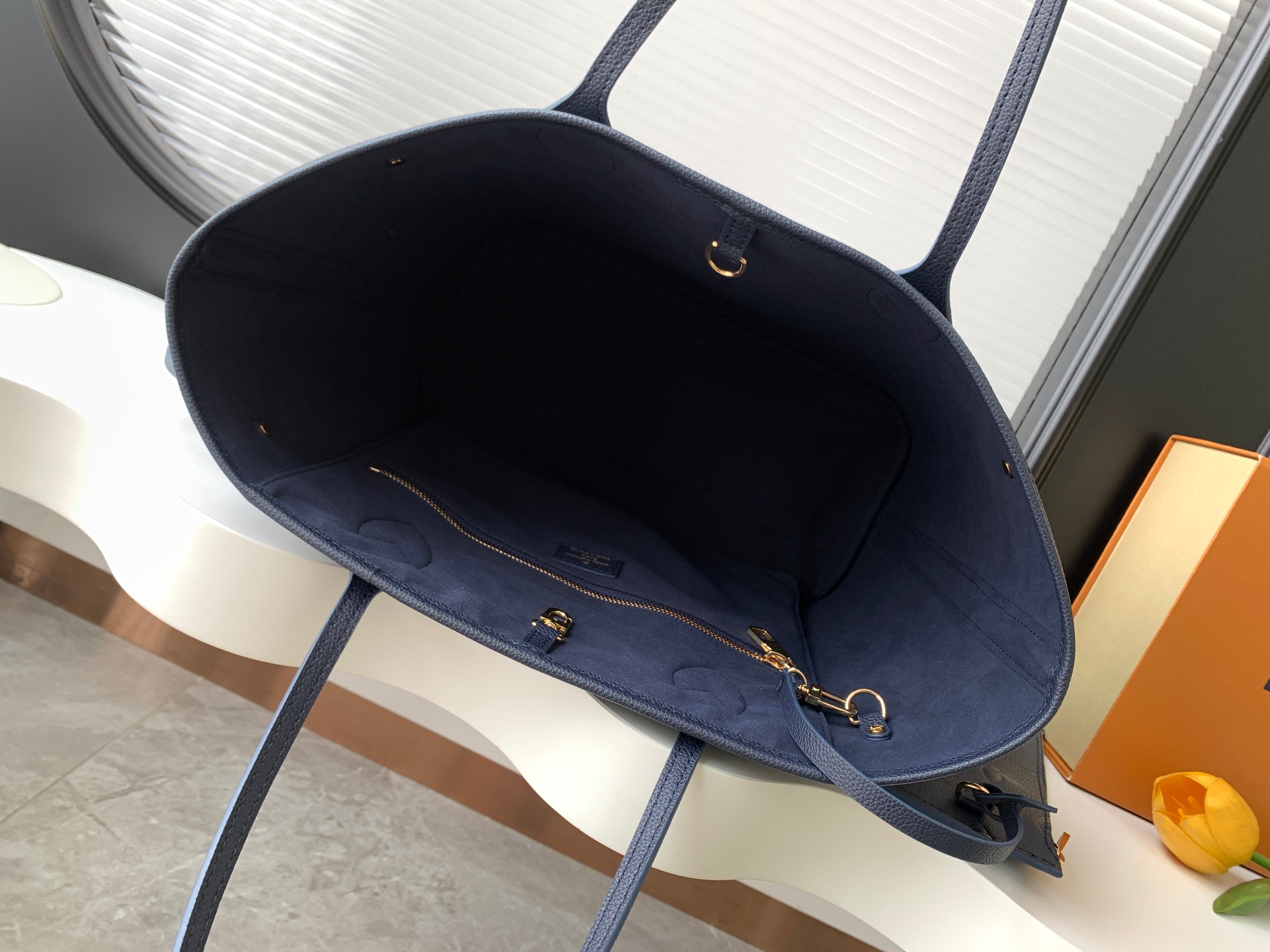Louis Vuitton Neverfull MM Tote Bag with Detachable Zip Pouch - Image 8