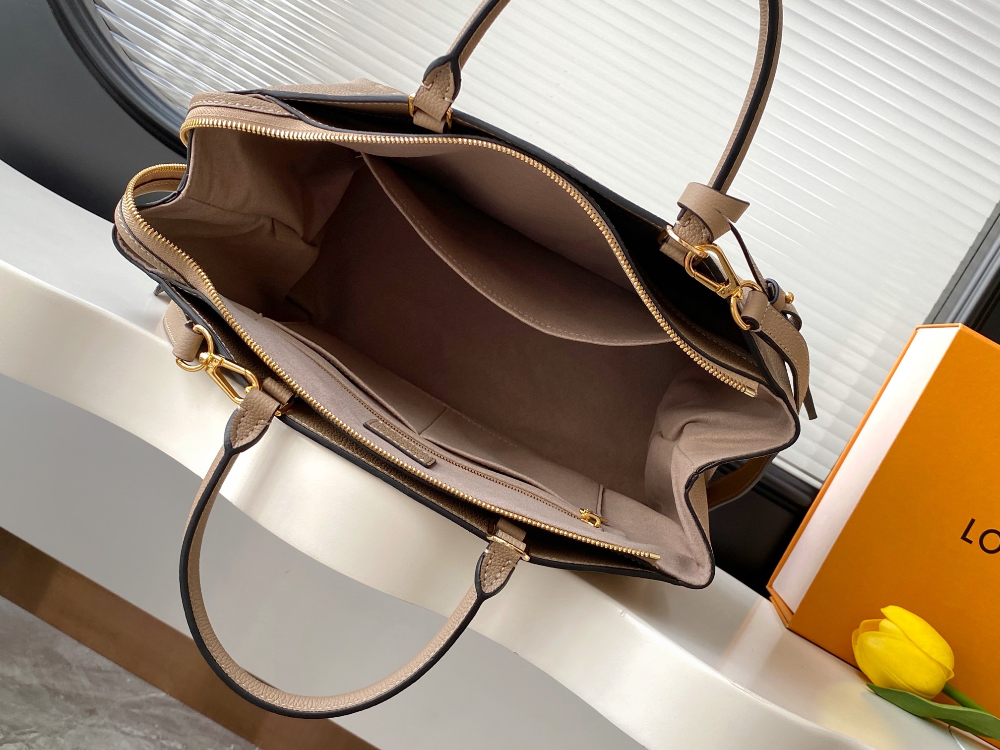 Louis Vuitton Grand Palais Handbag M45833 - Image 8