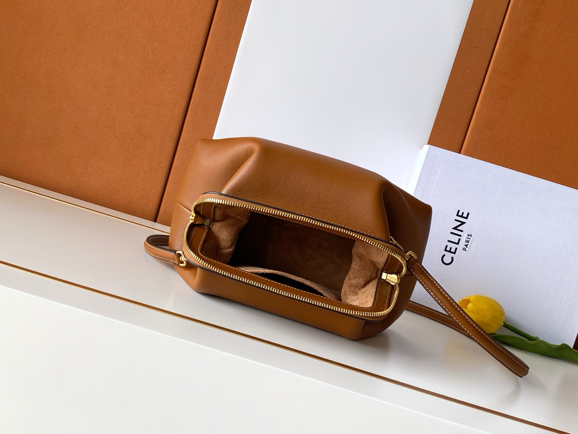 CE DOCTOR UCH Small Cowhide Handbag - Image 8