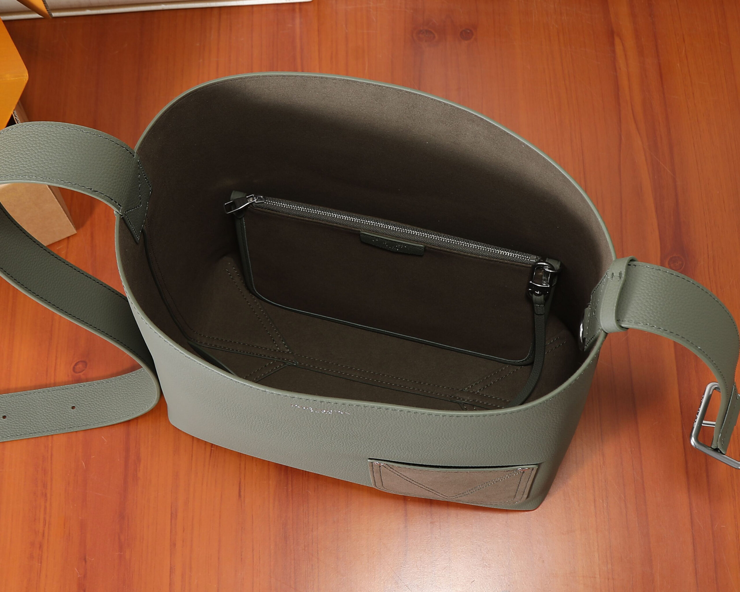 Louis Vuitton Verso Hobo Handbag - Image 8