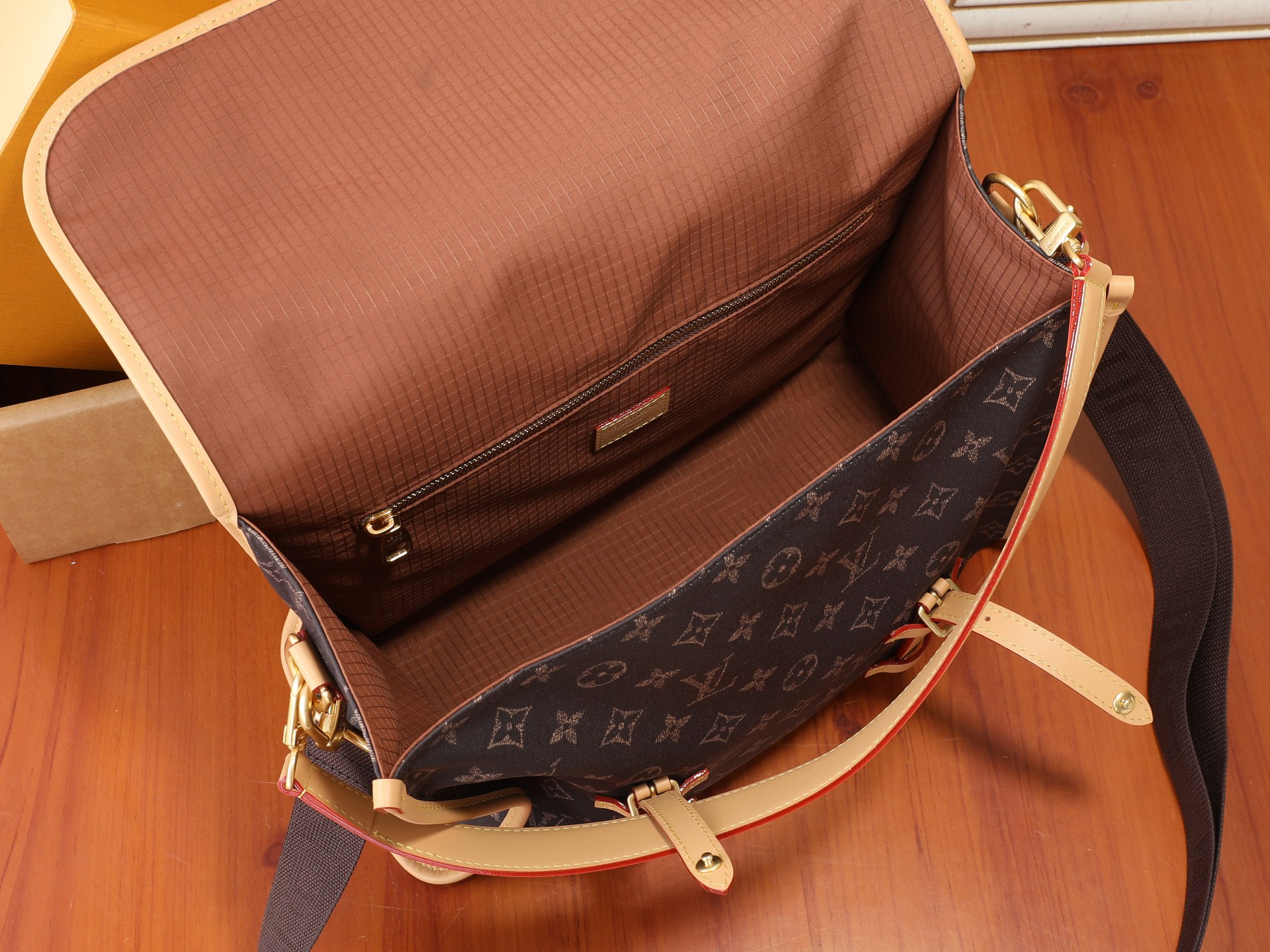 Louis Vuitton Jet Lag Bag - Image 8