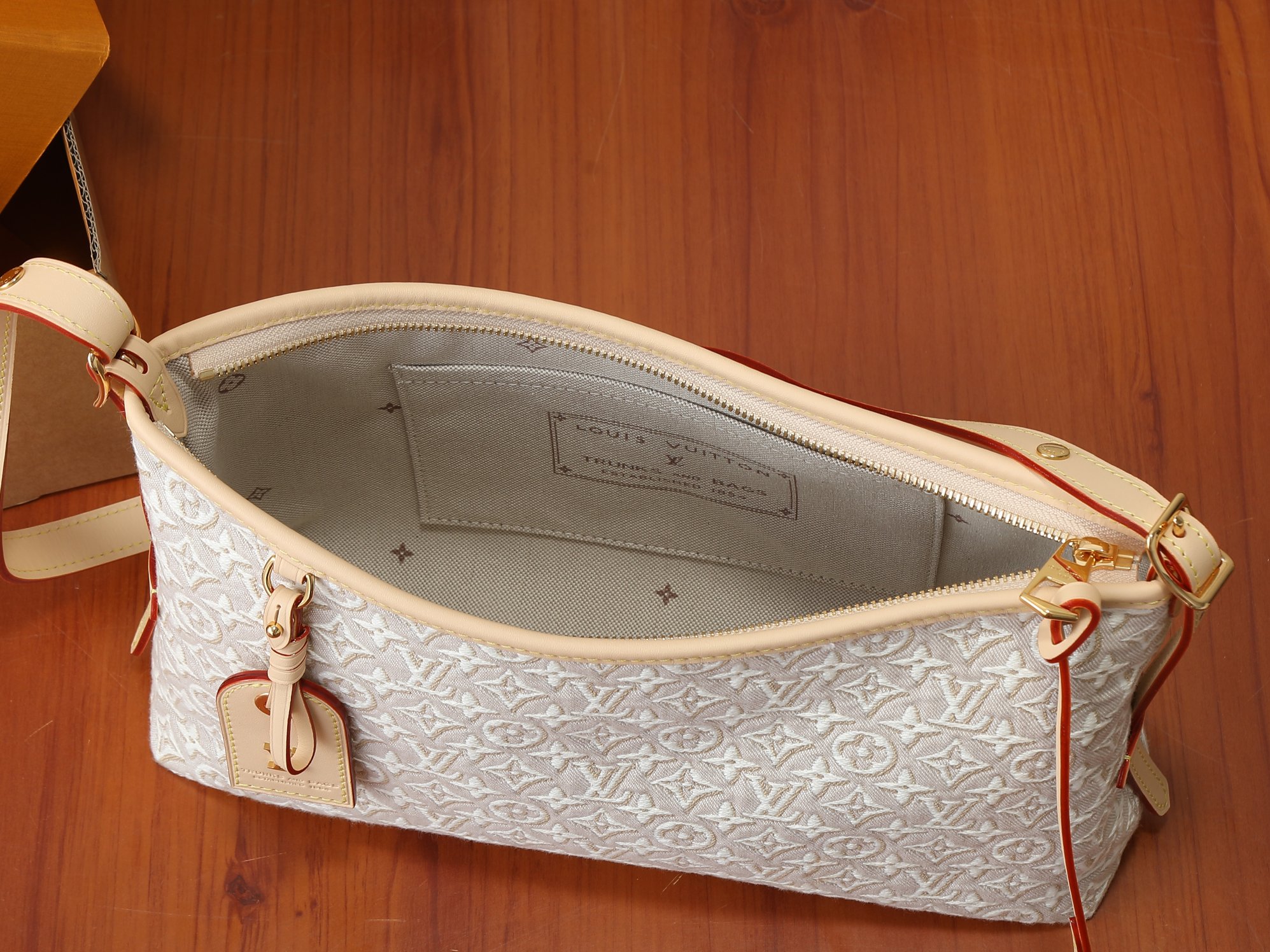 Louis Vuitton Carryall East-West Handbag in Monogram Emblème - Image 8