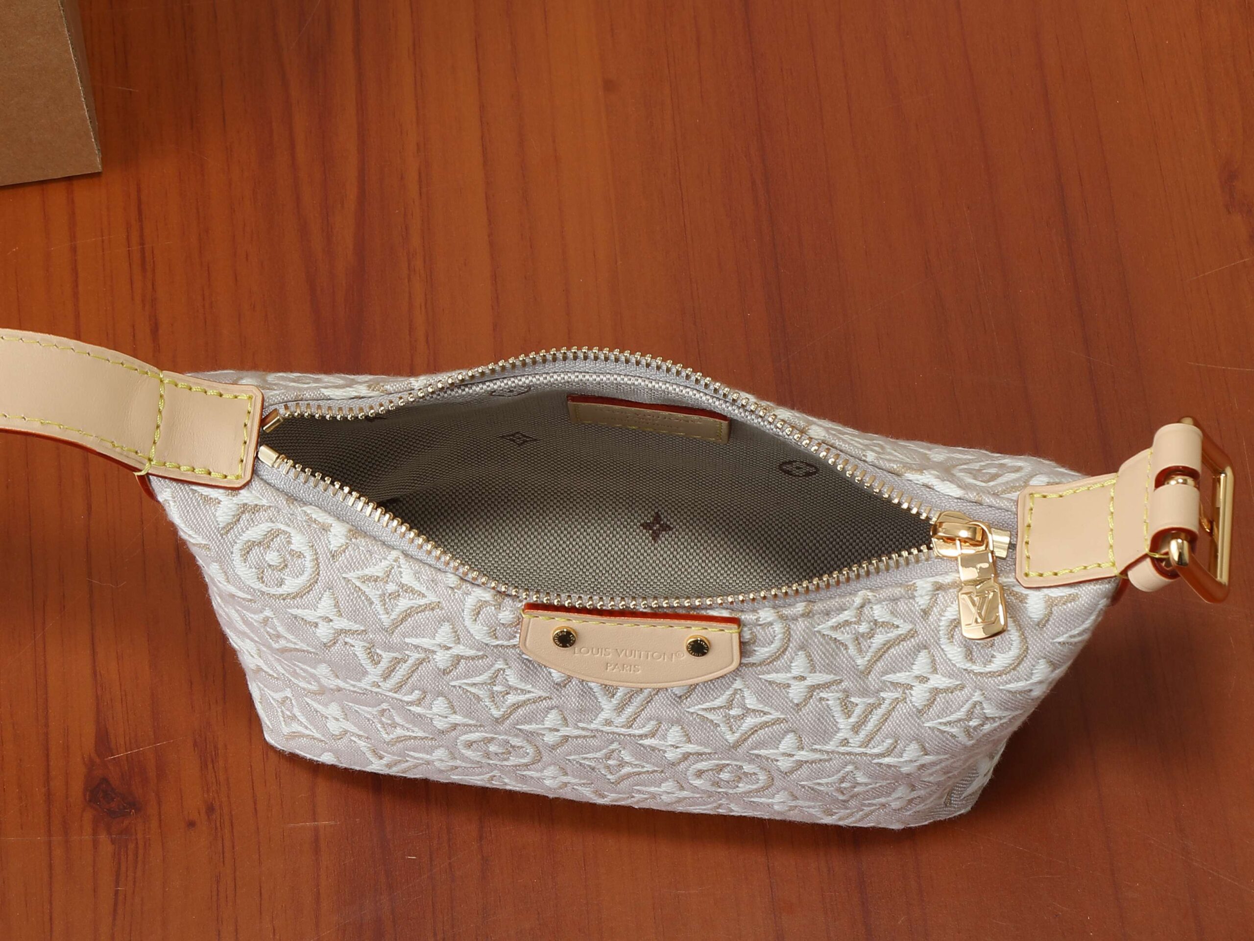 Louis Vuitton Pochette Hills Handbag with Monogram Emblème - Image 8