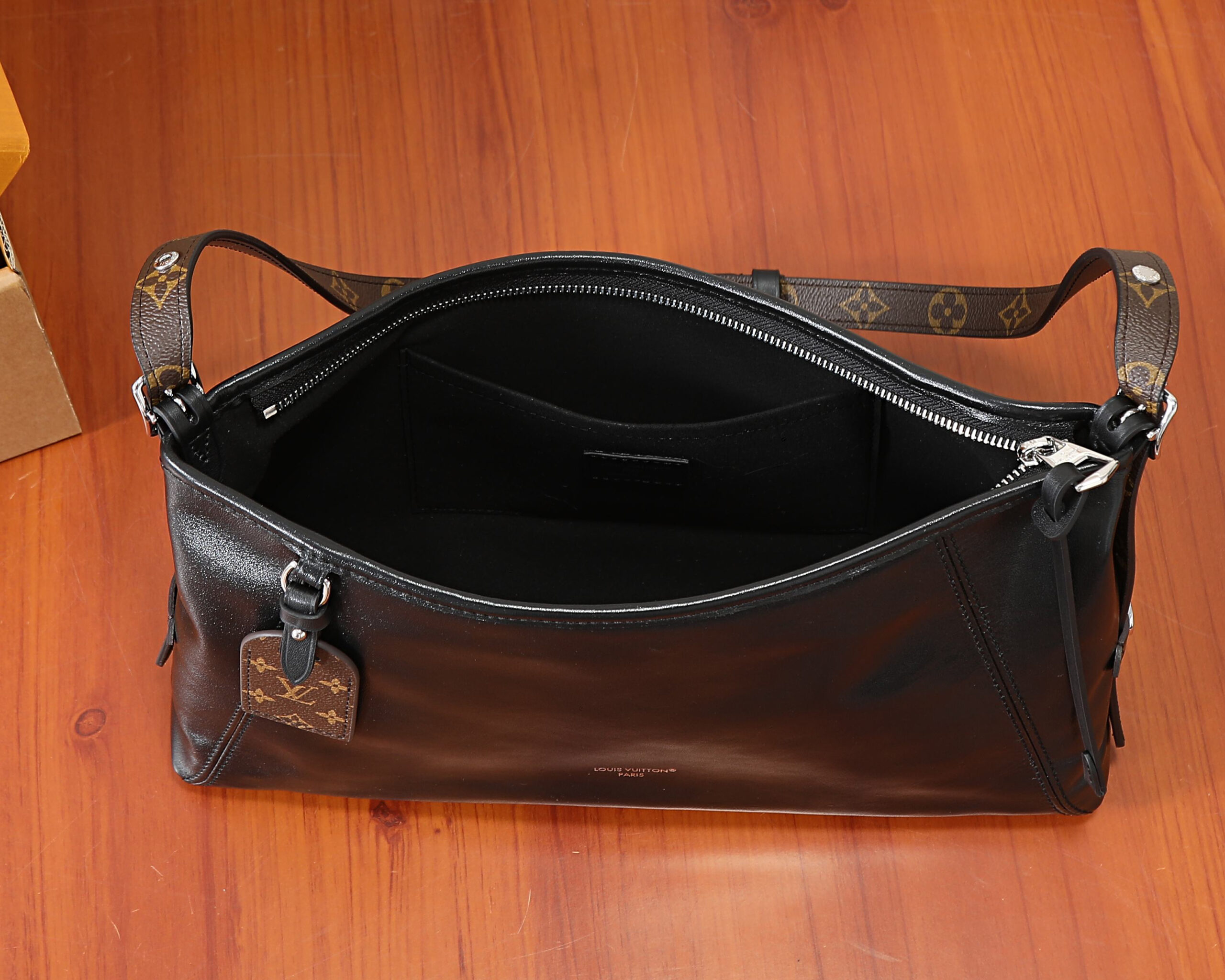 Louis Vuitton LV Vibe Carryall East West Handbag - Image 8