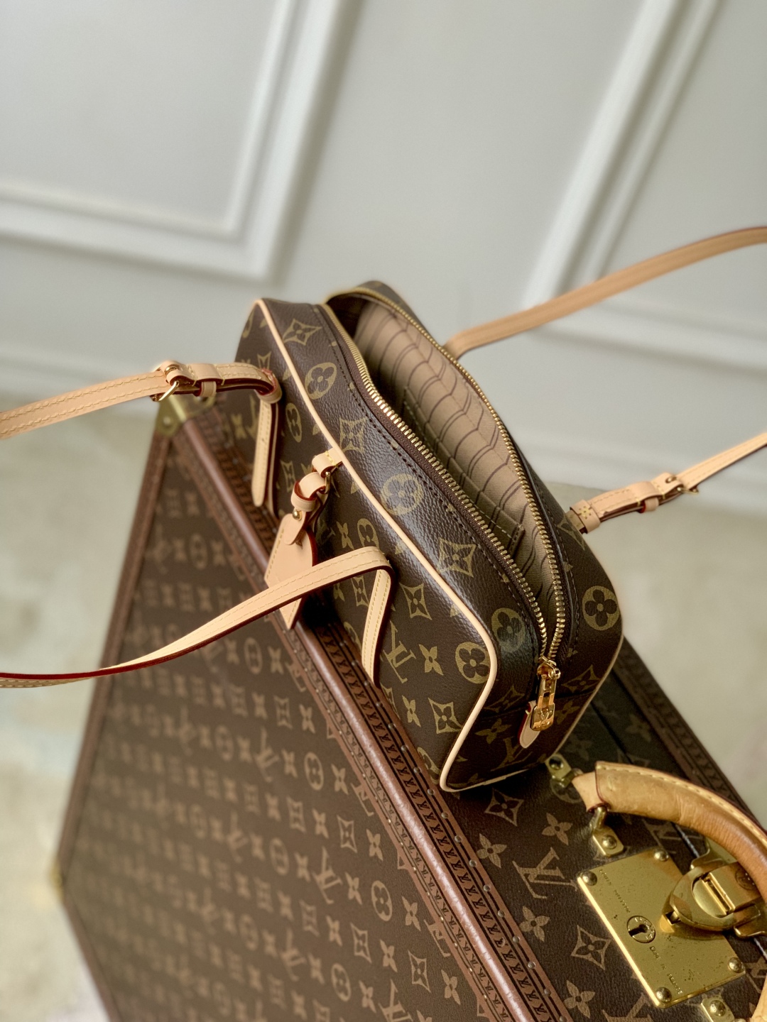 Louis Vuitton Hang On Shoulder Bag M47031 - Image 8