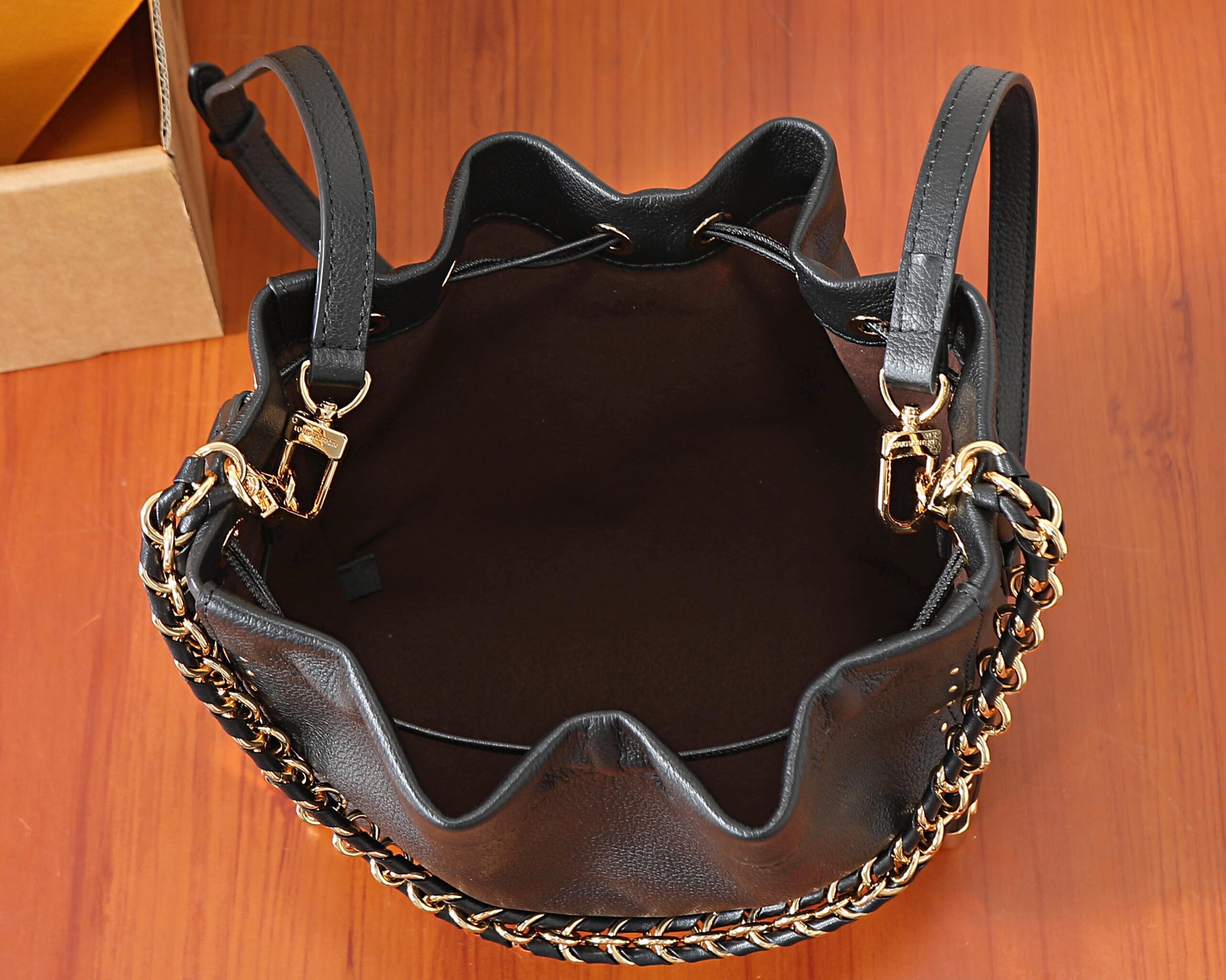 Louis Vuitton Noe Trunk Leather Bucket Bag - Image 8