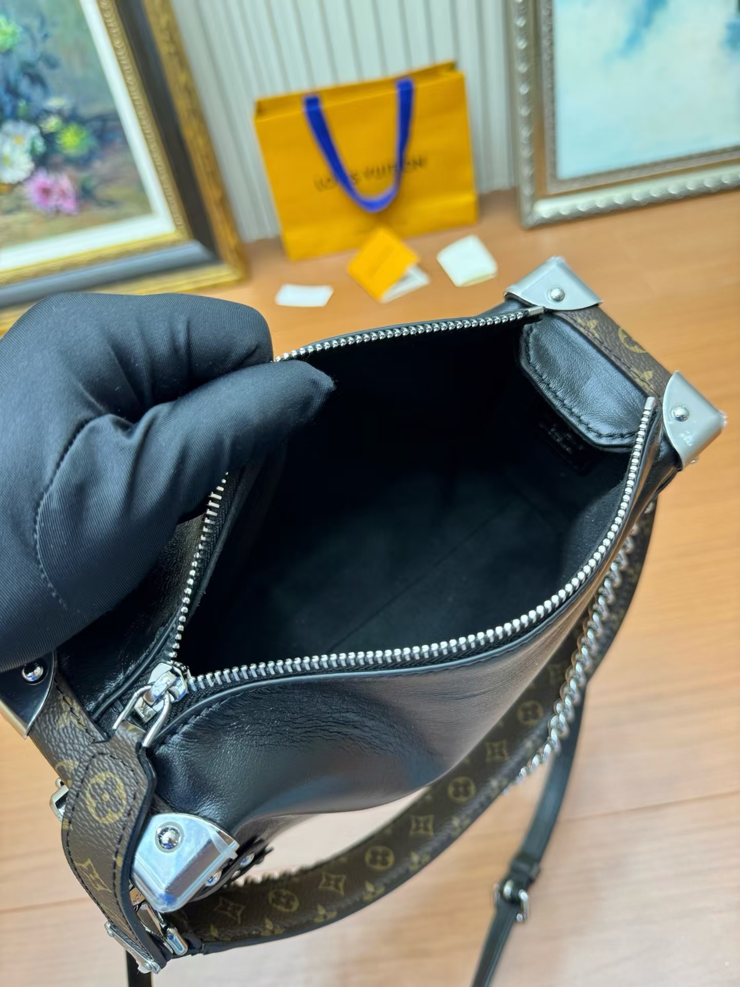 Side Trunk Vibe Leather Handbag - Image 8